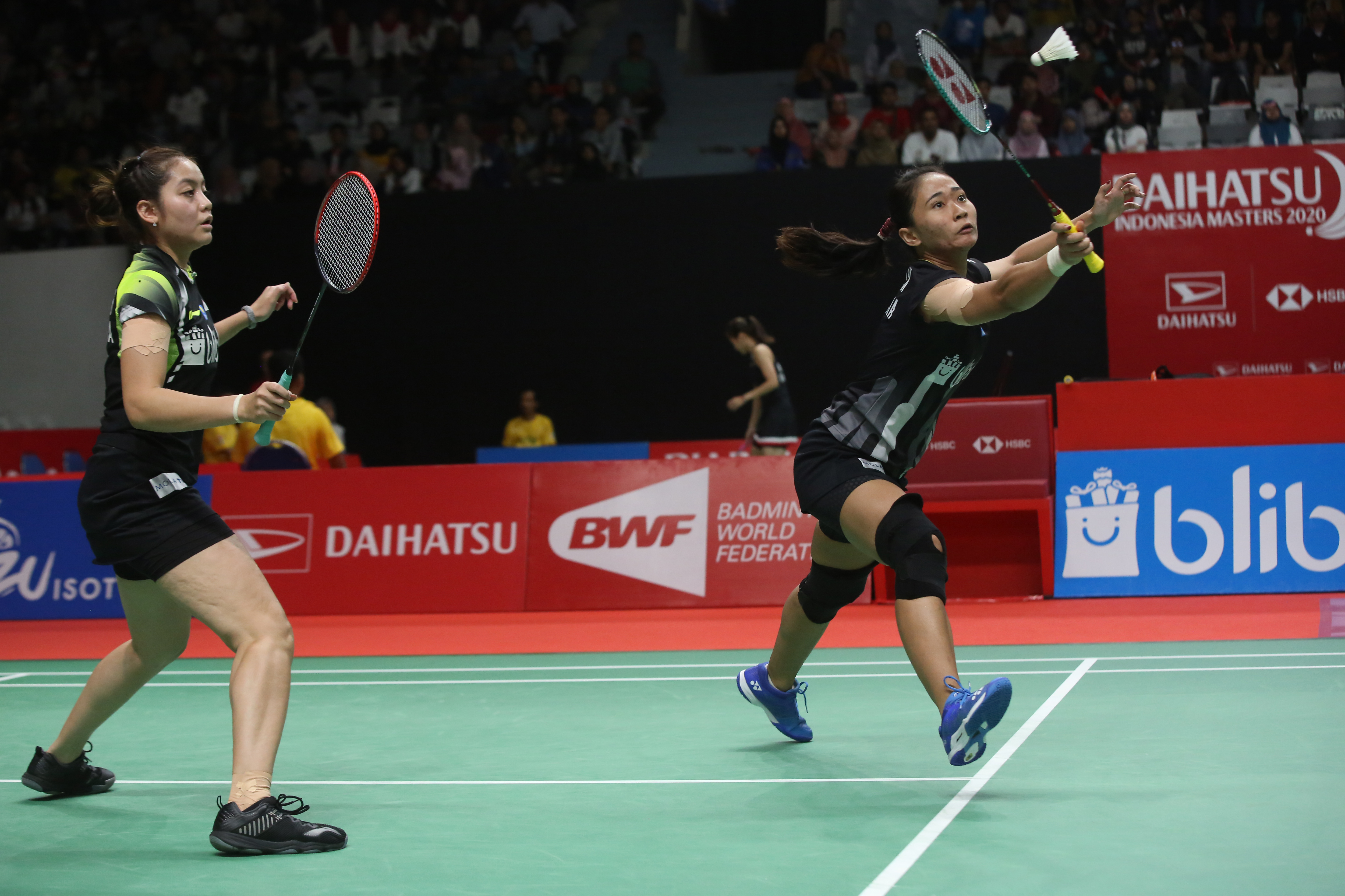 Pebulu tangkis ganda putri Indonesia Ni Ketut Mahadewi Istarani/Tania Oktaviani Kusumah berusaha mengembalikan kok. 