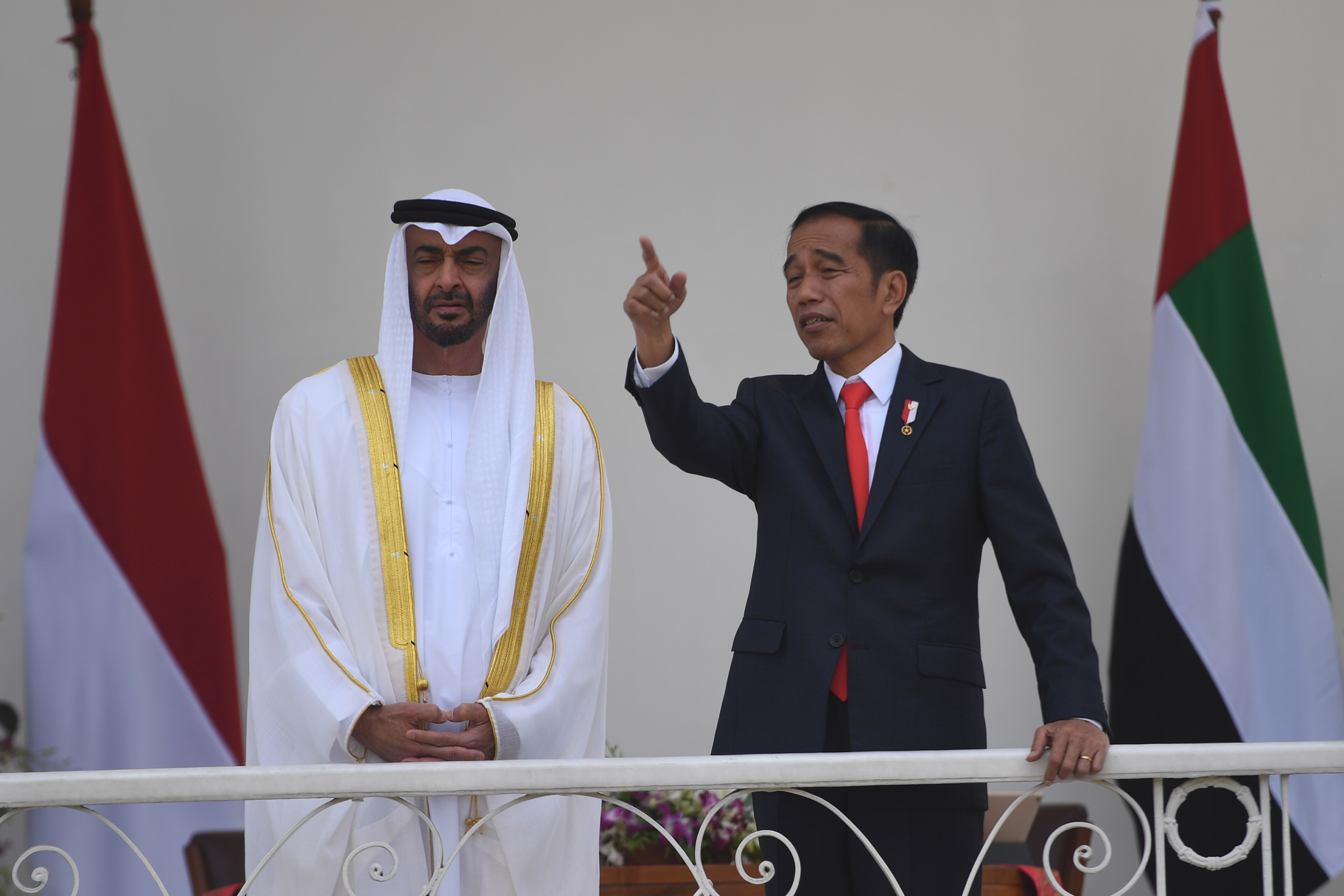 Presiden Joko Widodo (kanan) saat bertemu Putra Mahkota Uni Emirat Arab Sheikh Mohamed Bin Zayed Al Nahyan di Istana Bogor, 24 Juli lalu.