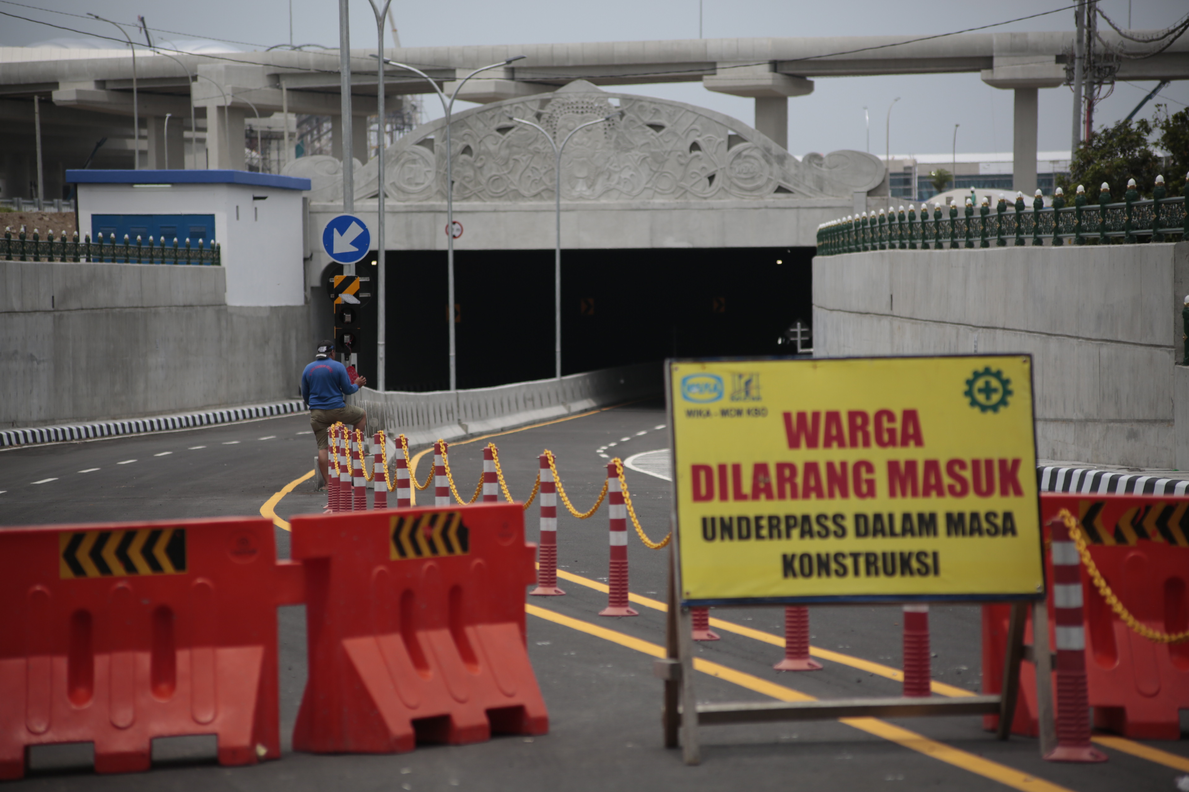 Pekerja memasang sejumlah lampu di underpass Yogyakarta International Airport (YIA). Hari ini, underpass itu akan diresmikan Presiden Jokowi