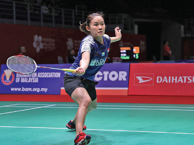 Pemain tunggal putri Indonesia Ruselli Hartawan berusaha mengembalikan bola ke arah wakil Taiwan Pai Yu Po di babak kualifi kasi Malaysia  