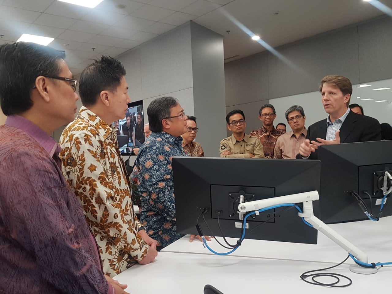 Menteri Riset dan Teknologi (Menristek)/Kepala Badan Riset dan Inovasi Nasional (BRIN) Bambang Brodjonegoro (ketiga kiri)