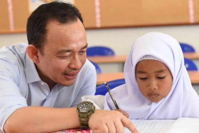 Menteri Pendidikan Malaysia Maszlee Malik (kiri)