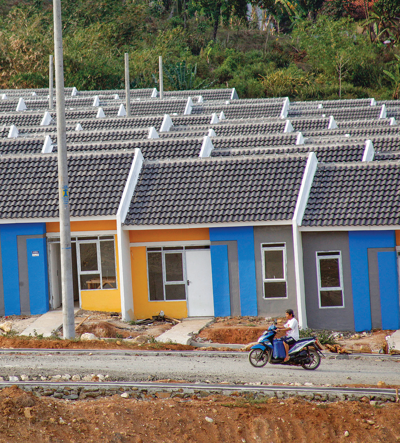 Warga berkendara di kawasan perumahan bersubsidi di kawasan Citeureup, Bogor, Jawa Barat, beberapa waktu lalu