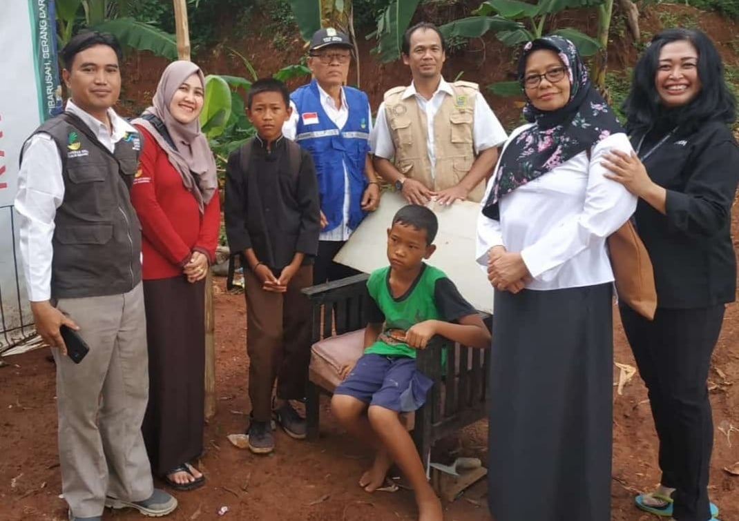  Tiim SDM Program Keluarga Harapan (PKH) Kabupaten Bekasi memberi bantuan kepada keluarga Cicih di Kampung Rawa Atug, Bekasi. 