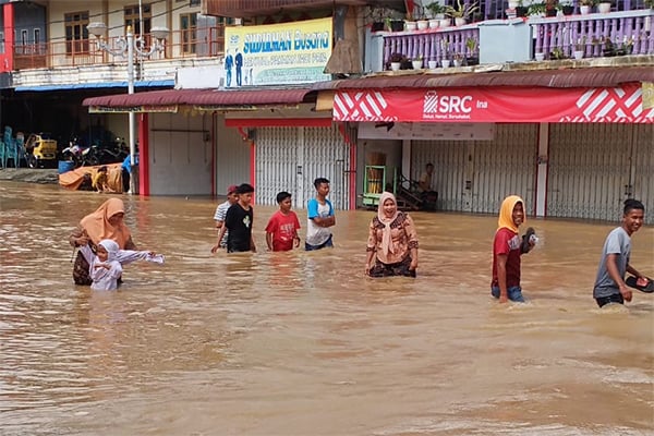 Ilustrasi: Banjir merendam 7 kecamatan di Kabupaten Rokan, Riau akibat meluapnya Sungai Rokan.   