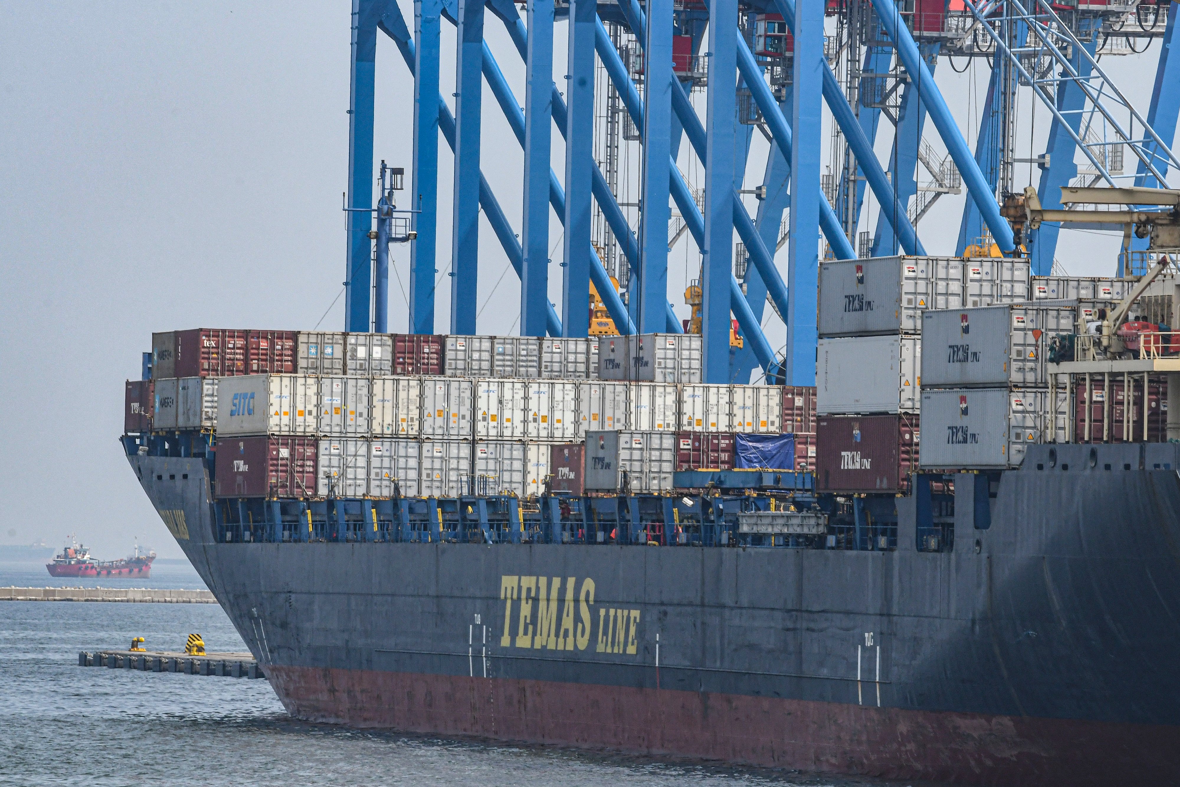 Pekerja Kapal Temas Line melakukan aktivitas bongkar muat di Pelabuhan Bongkar Muat Tanjung Priok milik Pelindo II, Jakarta