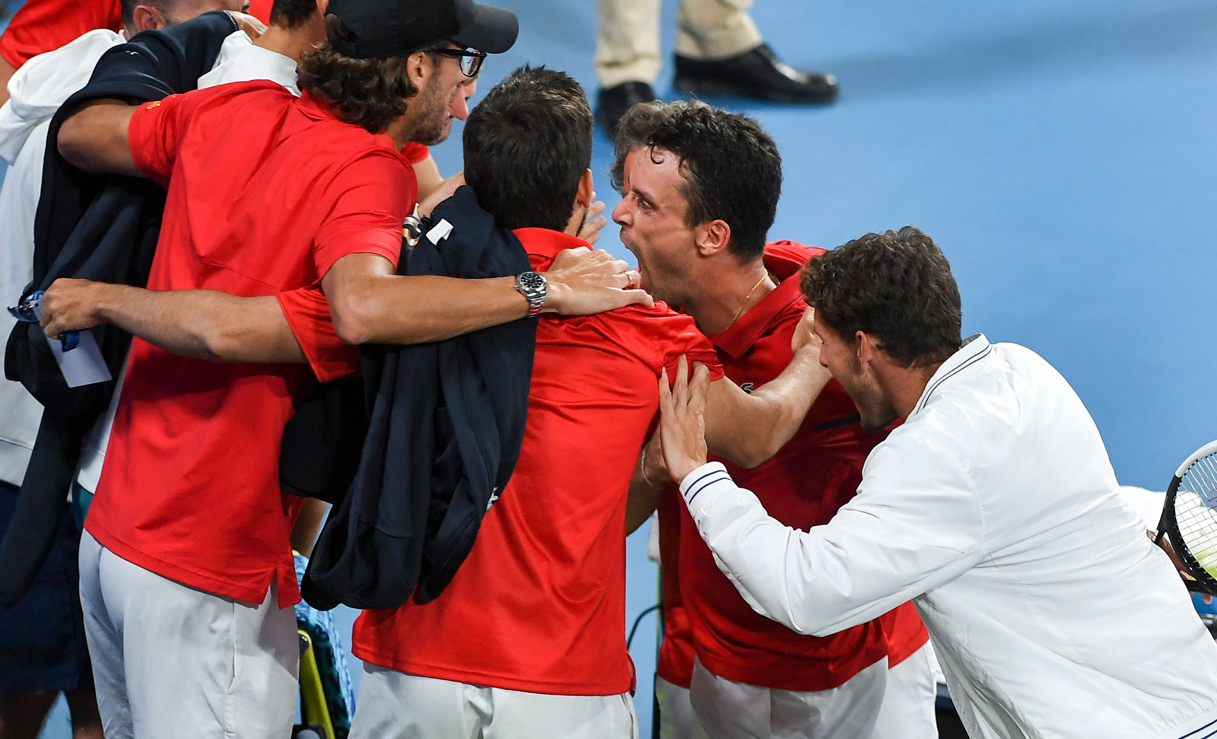 Roberto Bautista Agut (kedua dari kanan) merayakan kemenangannya atas Nick Kyrgios di laga semifinal Piala ATP.