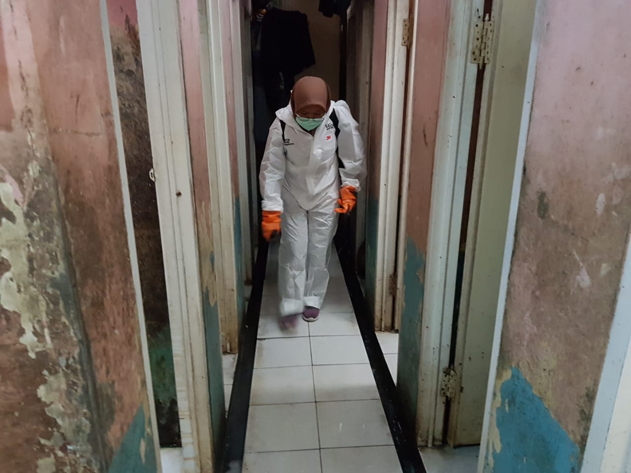 Petugas PMI Jakpus Lakukan penyemprotan cairan disinfektan