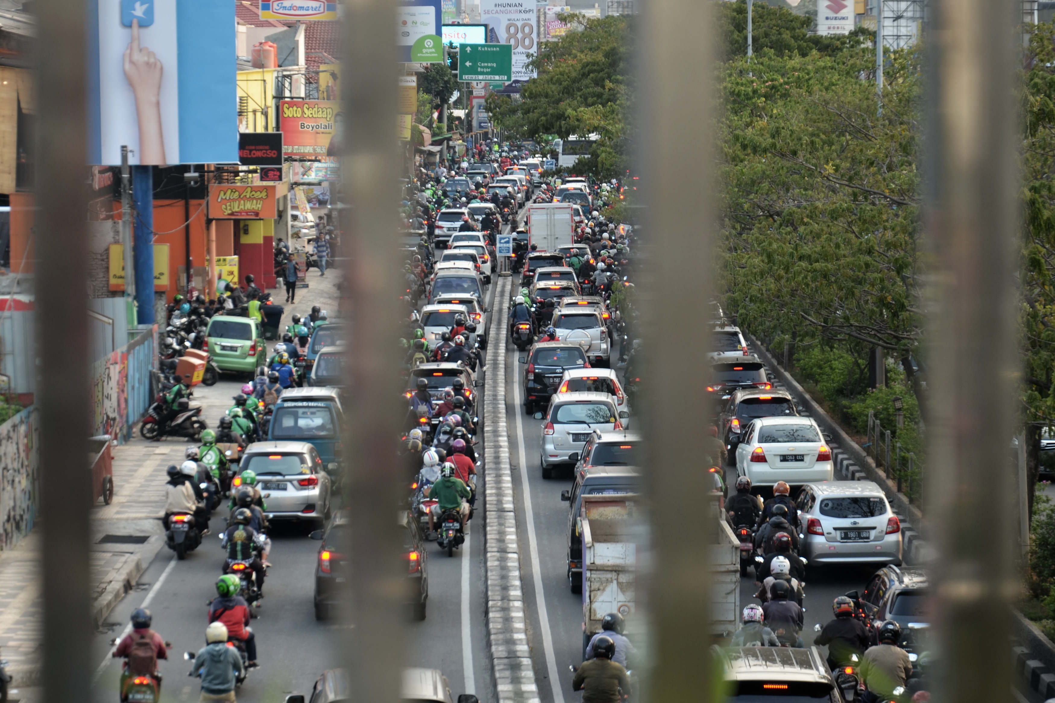  Tampak kemacetan di Jl.Margonda Raya, Depok, Selasa (19/11/2019). 