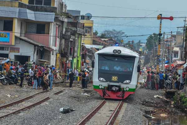  Kereta Api inspeksi saat tiba di Stasiun Garut pada uji coba jalur perlintasan kereta api Cibatu-Garut di Desa Pakuwon, Kabupaten Garut.