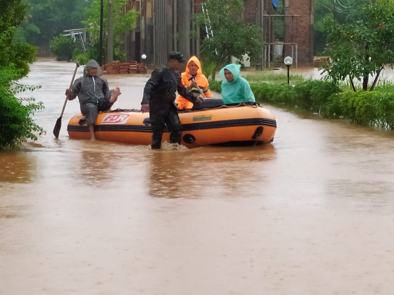 Banjir menyebabkan kendaraan tidak melintas di sejumlah ruas jalan Jakarta