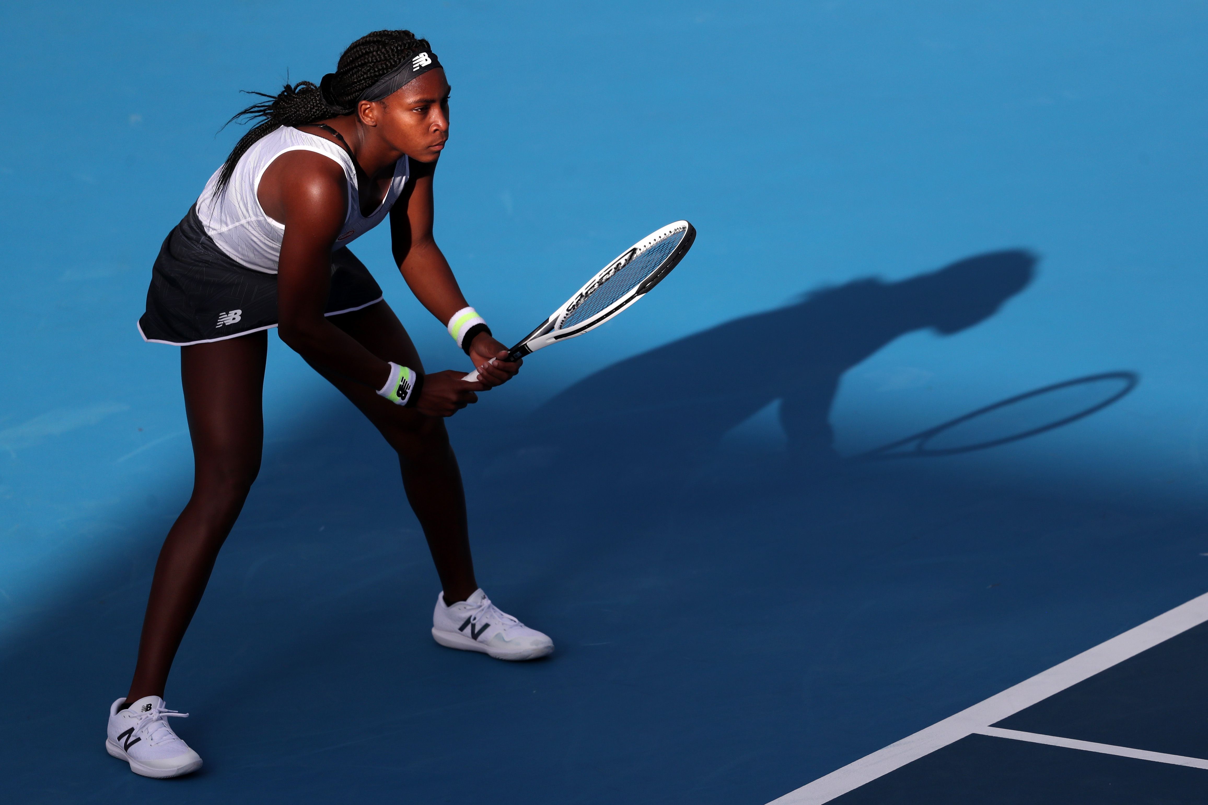 Cori Gauff dari AS bersiap untuk kembali melayani melawan Viktoria Kuzmova dari Slovakia selama pertandingan babak pertama tunggal putri 