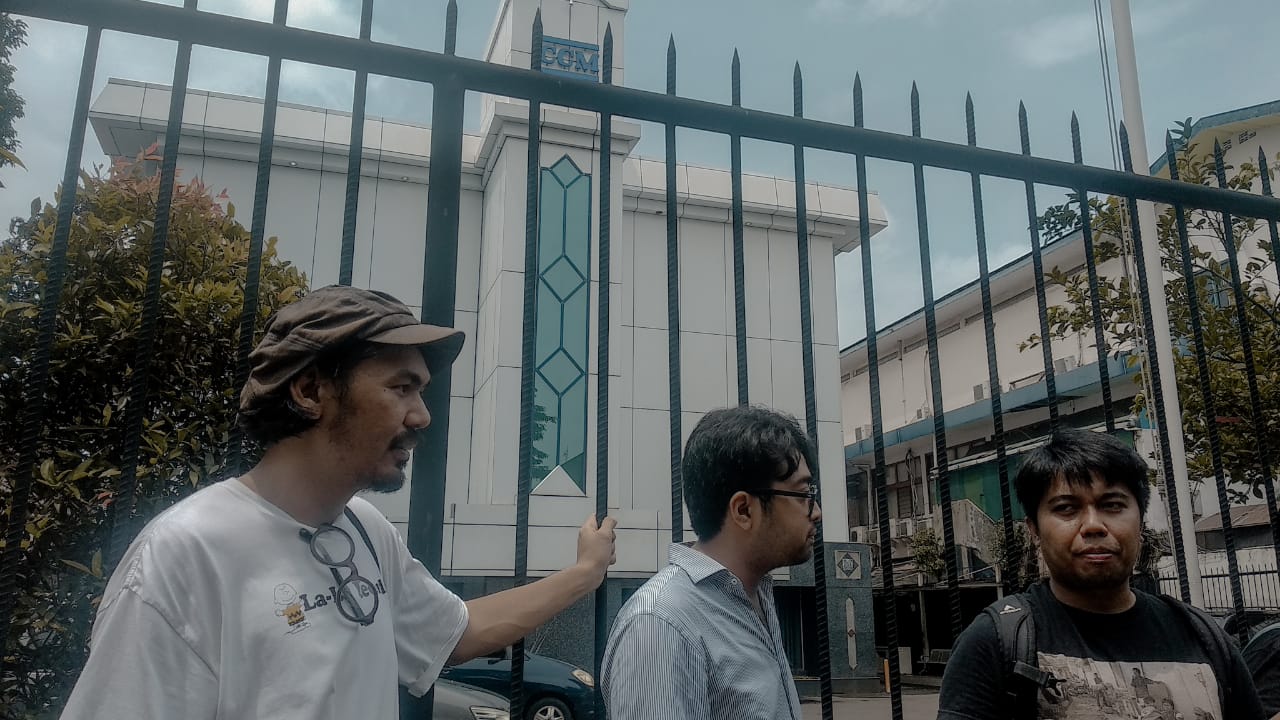 David Tarigan (kiri) arsiparis musik Irama Nusantara, menjelaskan sejarah Irama Records.