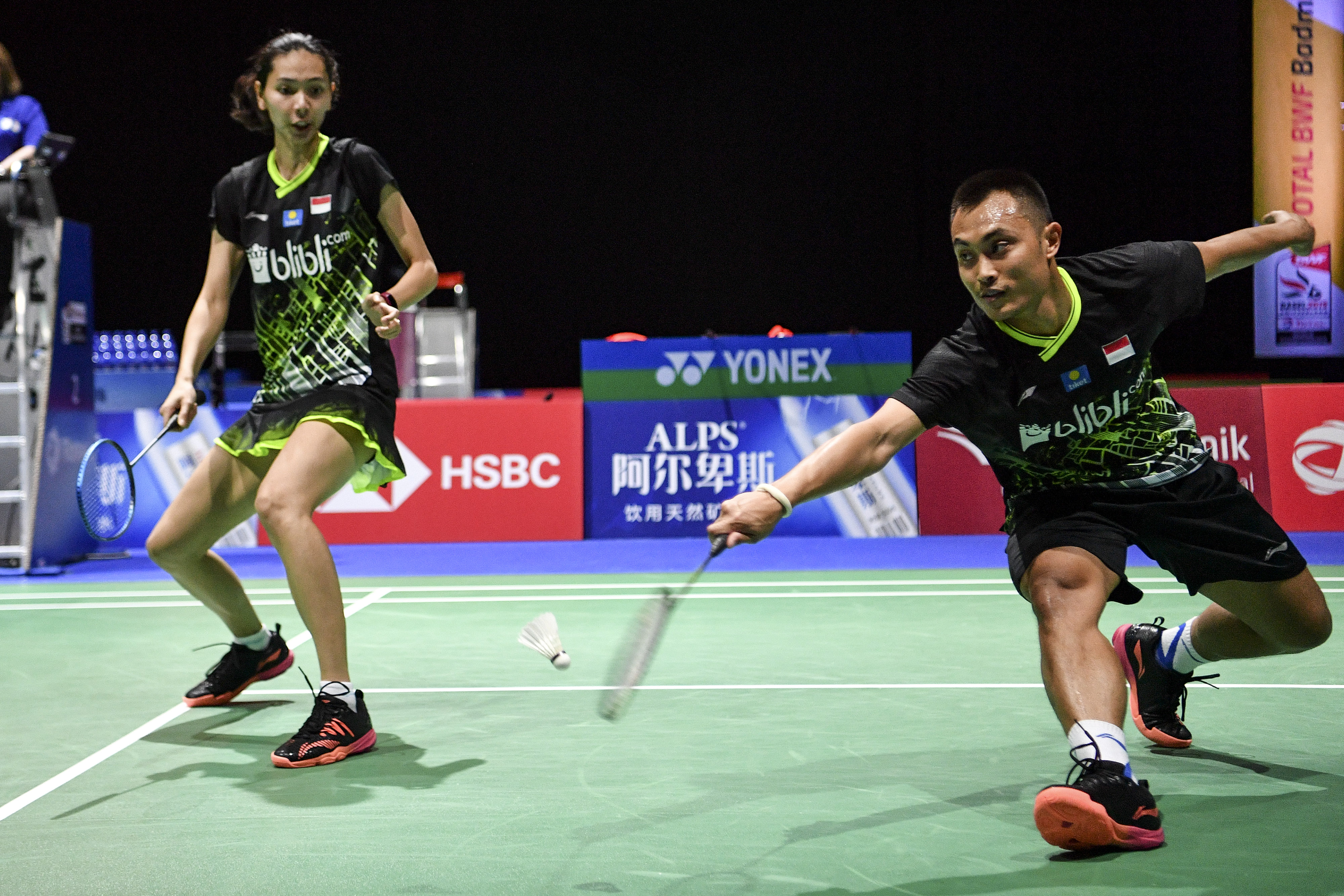 Ganda campuran Indonesia Hafiz Faizal (kanan) dan Gloria Emanuelle Widjaja berusaha mengembalikan kok.