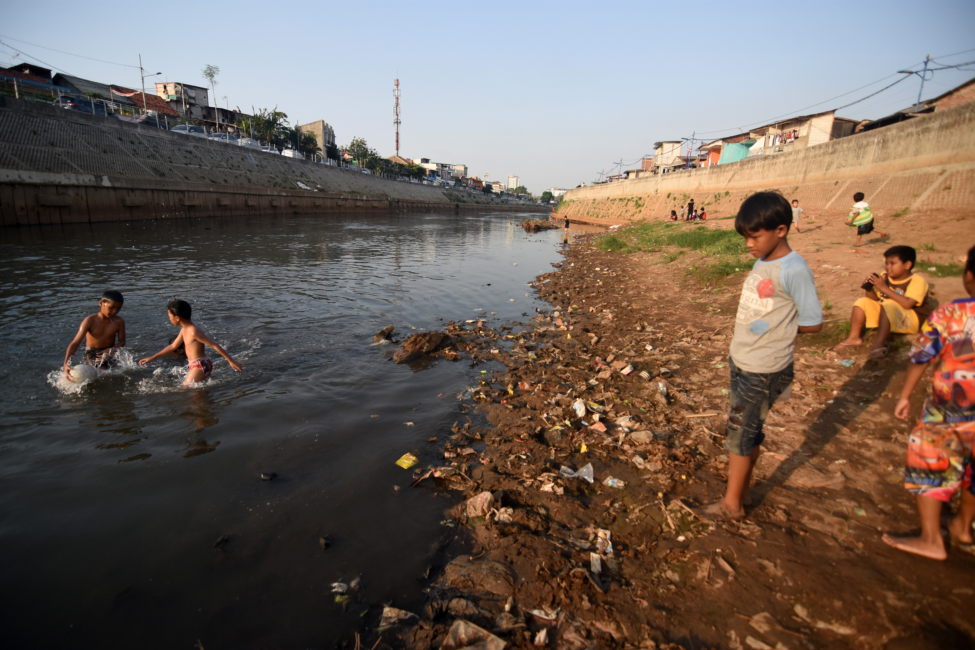 Sejumlah anak bermain di Sungai Ciliwung yang mengalami pendangkalan di Kampung Pulo, Jakarta, beberapa waktu lalu.