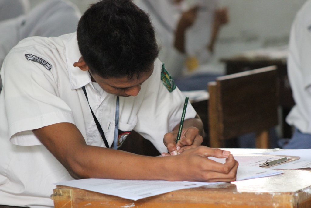 Seorang pelajar Sekolah Menengah Atas (SMA) mengikuti Ujian Nasional (UN) di Provinsi Aceh. 