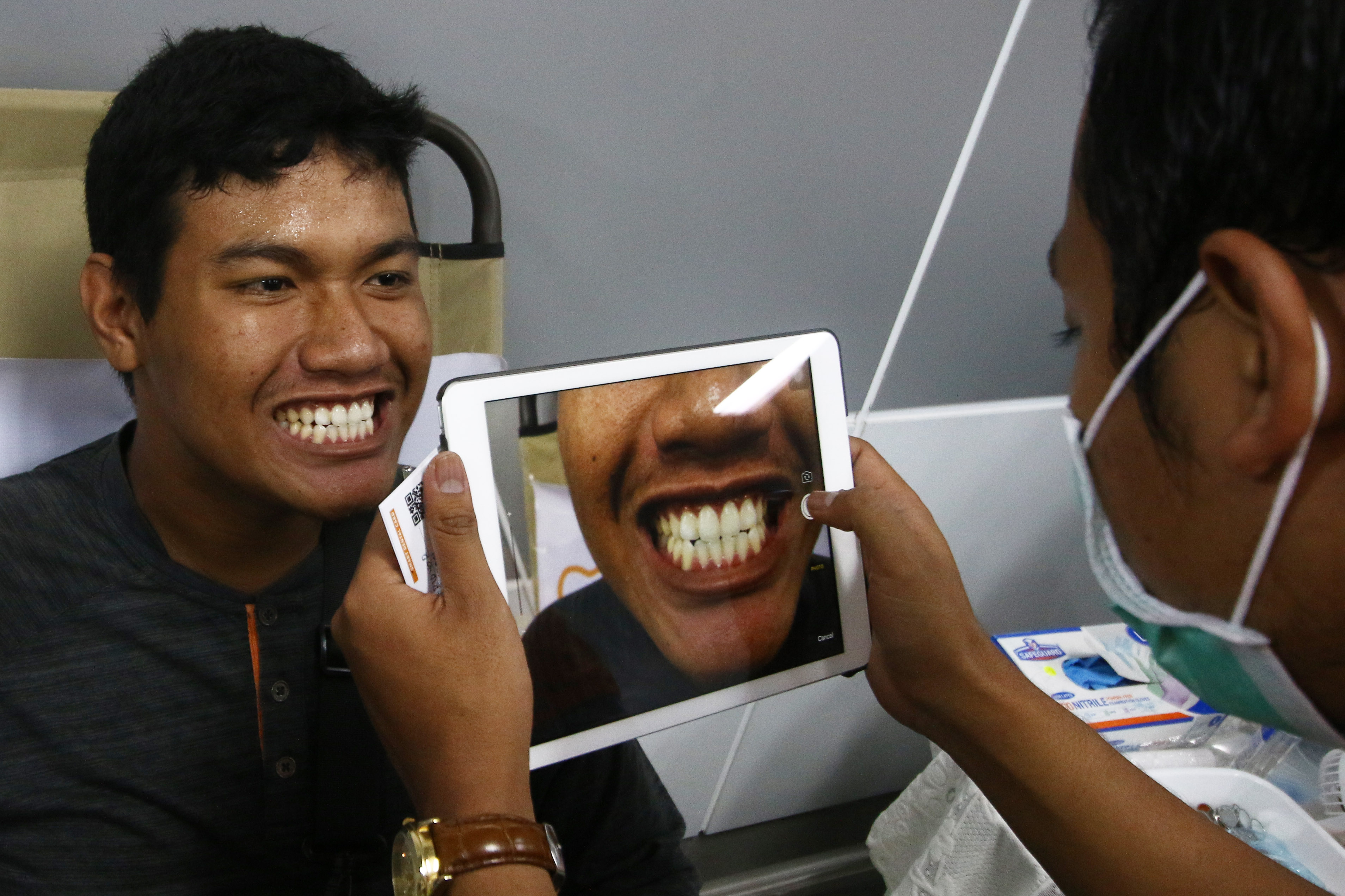 Dokter memeriksa gigi penumpang MRT di Stasiun MRT Bundaran HI, Jakarta, Rabu (4/12)