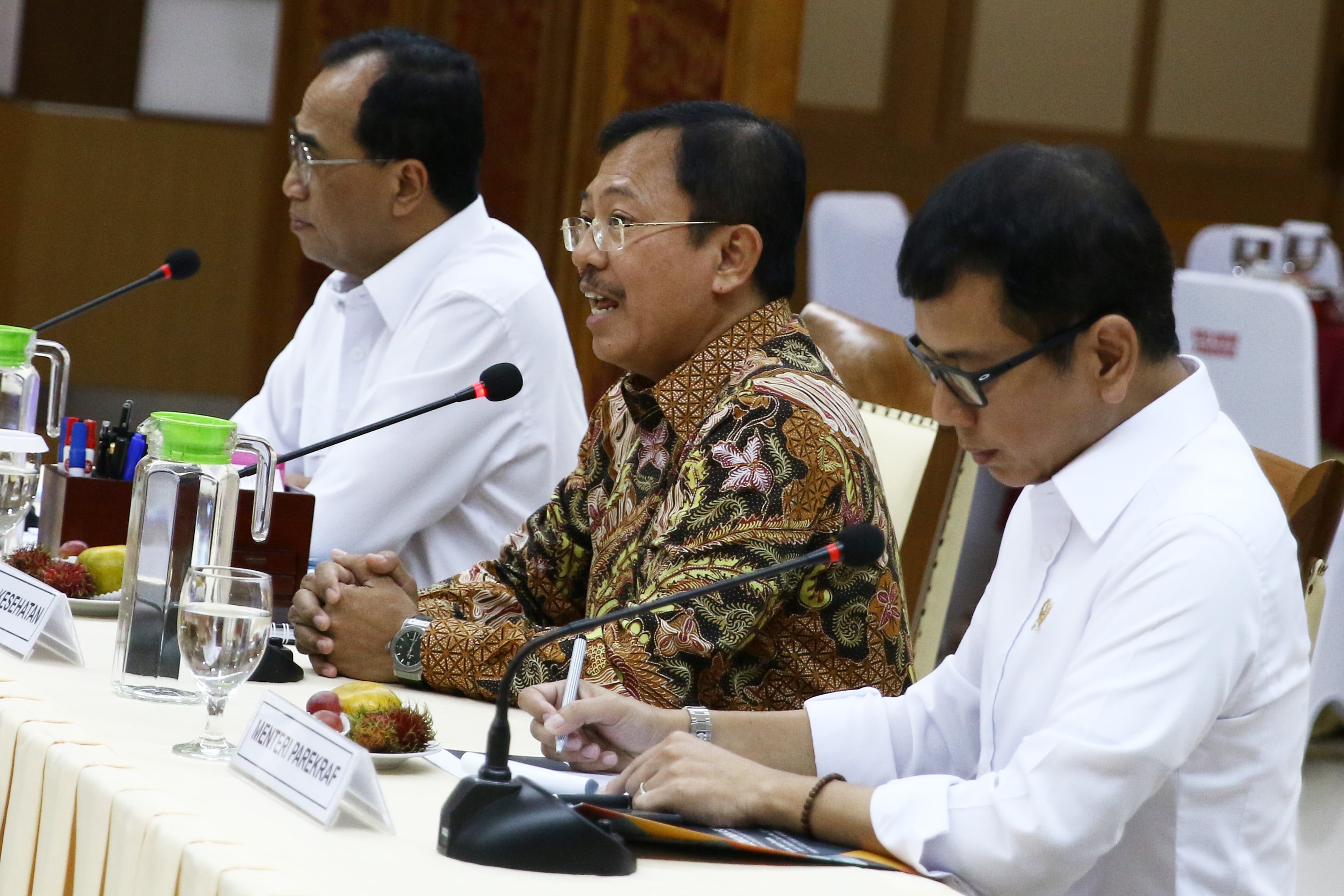 Menteri Kesehatan Terawan Agus Putranto (tengah) memberikan paparan saat Rapat Koordinasi tingkat menteri.
