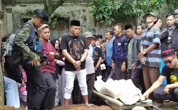 Komedian Sule bersama anaknya, Rizki Febian hadir dalam pemakaman Lina di Sekelimus, Kota Bandung, Sabtu (4/1).