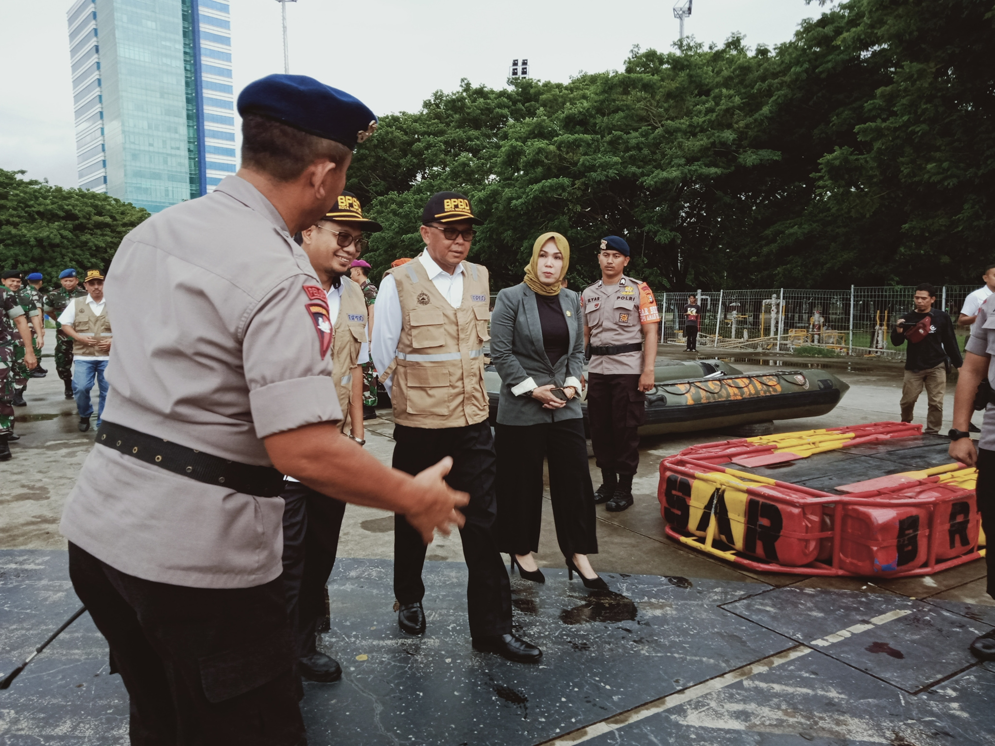 Gubernur Sulawesi Selatan Nurdin Abdullah (berompi) memeriksa kesiapsiagaan peralatan mengantisipasi bencana, di Lapangan Karebosi Makassar.