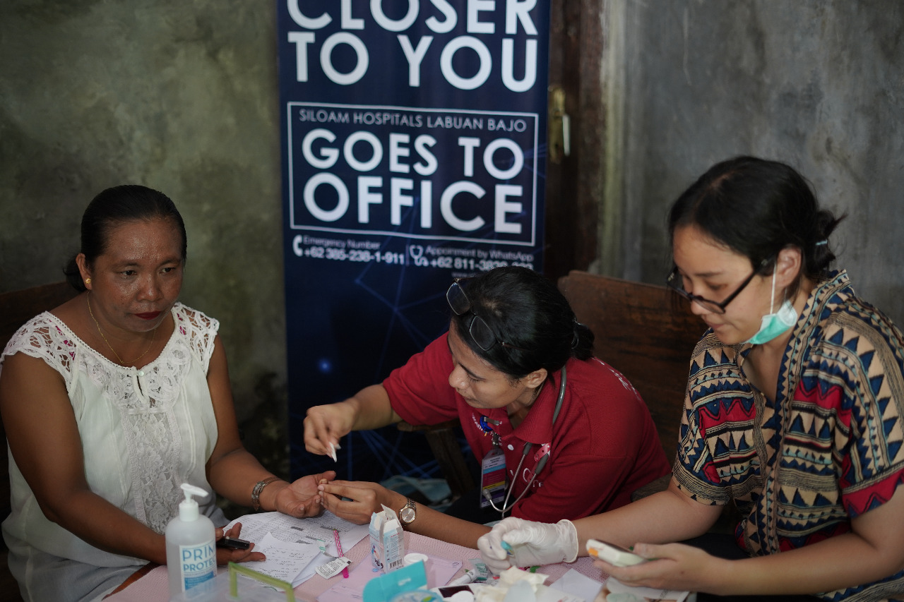 Siloam Hospitals  Beri Pengobatan Gratis untuk Warga Kampung Duwe
