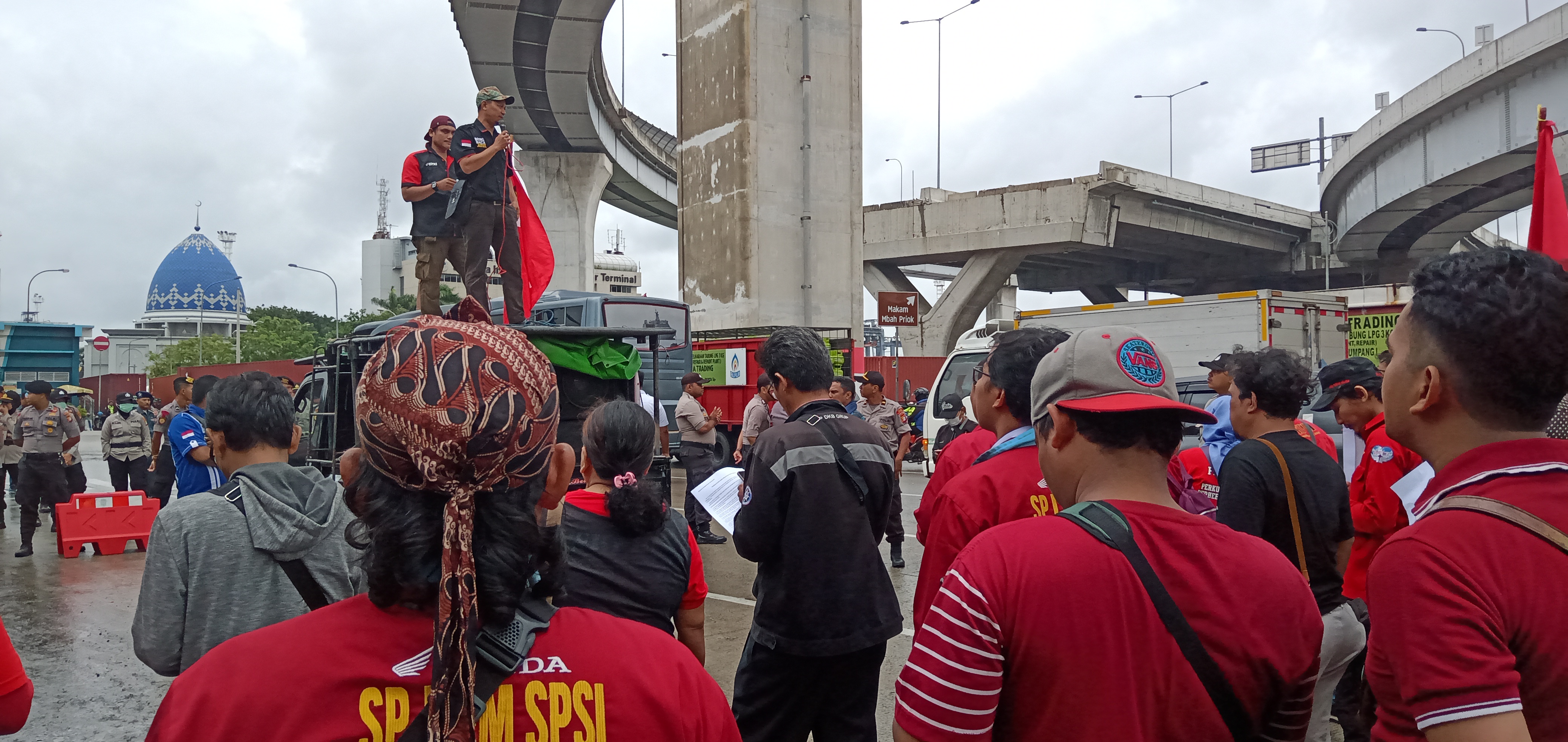  Gerakan Buruh Jakarta berunjuk rasa menolak Rancangan Omnibus Lawa di Pos 9 Pelabuhan Tanjung Priok, Jakarta, pada Kamis (9/1).