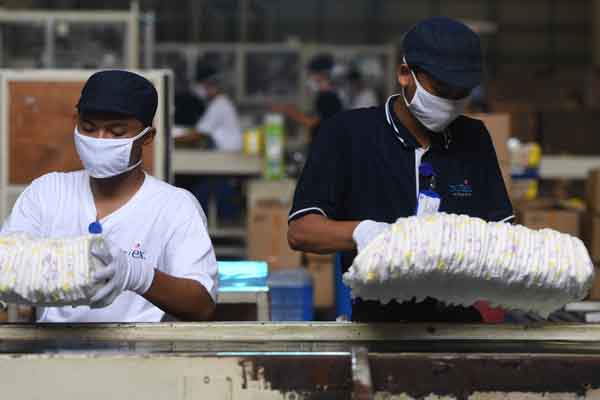 Pekerja mengemas popok di Pabrik Softex Indonesia di Sidoarjo, Jawa Timur.