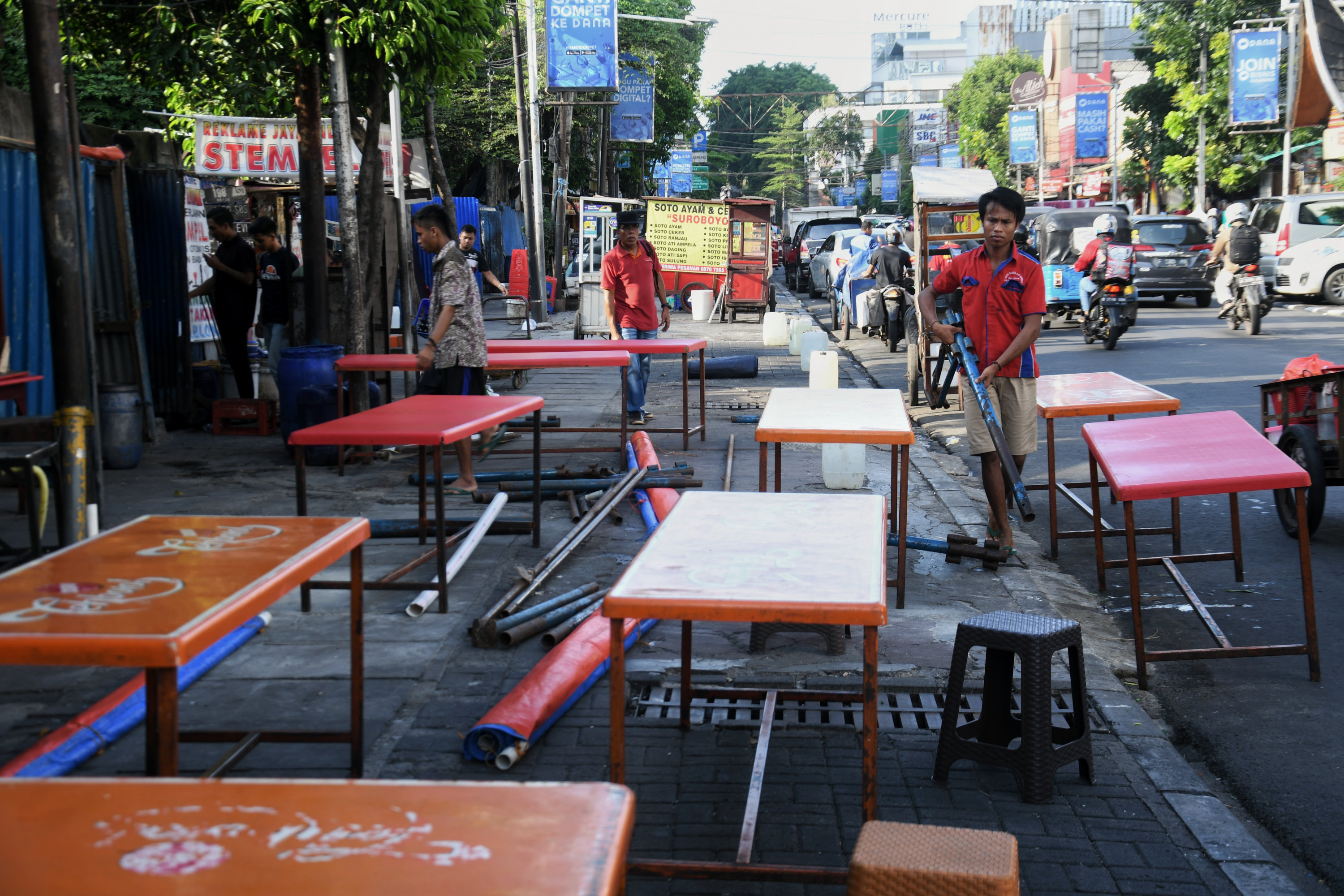 Sejumlah pedagang kaki lima (pkl) tengah mempersiapkan lapaknya di Jalan Sabang, Jakarta Pusat, Rabu (15/1)