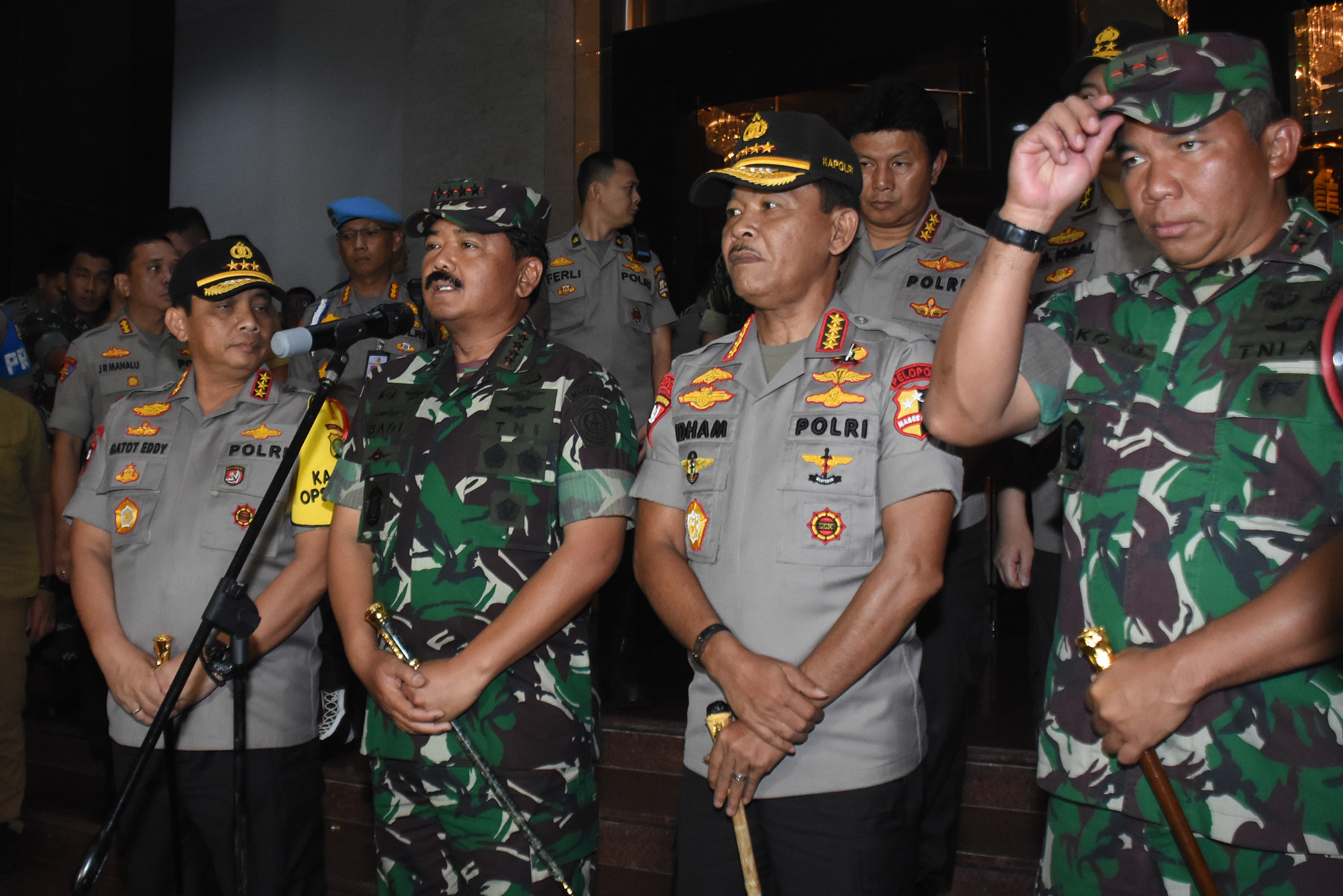Panglima TNI Marsekal TNI Hadi Tjahjanto (kedua kiri) dan Kapolri Jenderal Pol Idham Azis (kedua kanan)