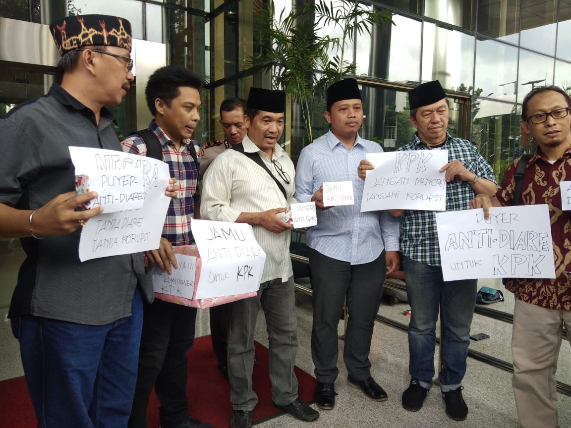 Sejumlah aktivis antikorupsi dan pemilu mengirimkan obat diare untuk KPK