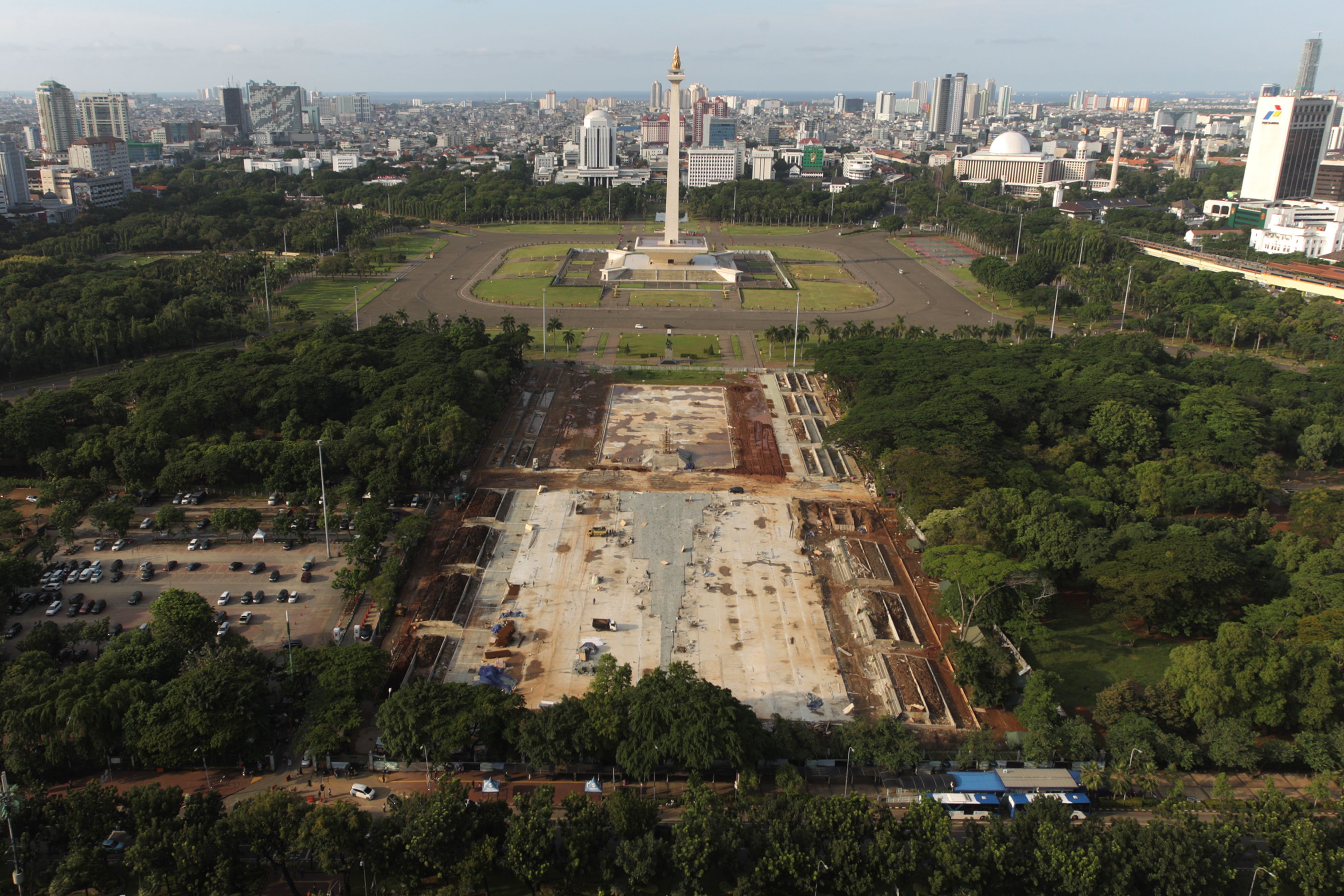 Pembangunan Plaza Selatan Monumen Nasional (Monas) di Jakarta, Selasa (21/1/2020). 