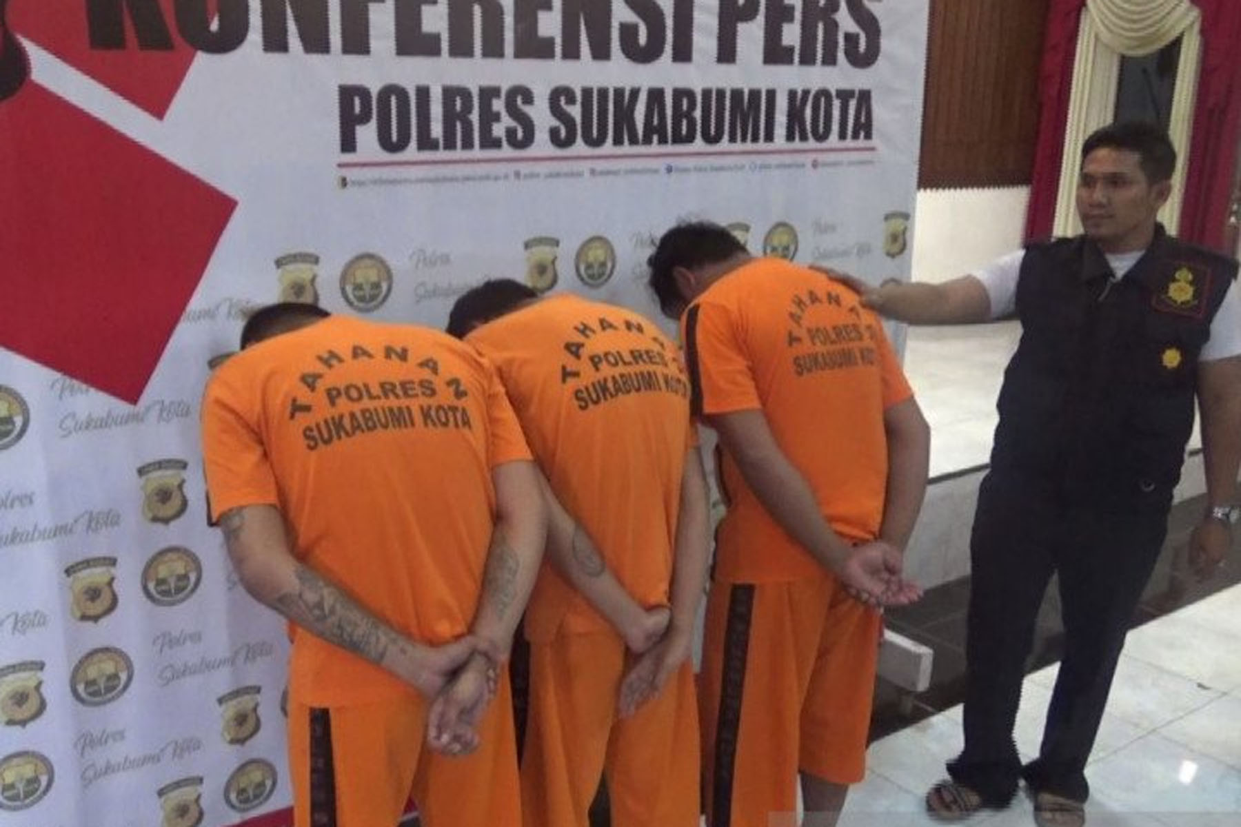 Polres Sukabumi Kota menggiring tiga tersangka pelaku pembacokan di Kecamatan Sukalarang, Kabupaten Sukabumi, Jawa Barat. 