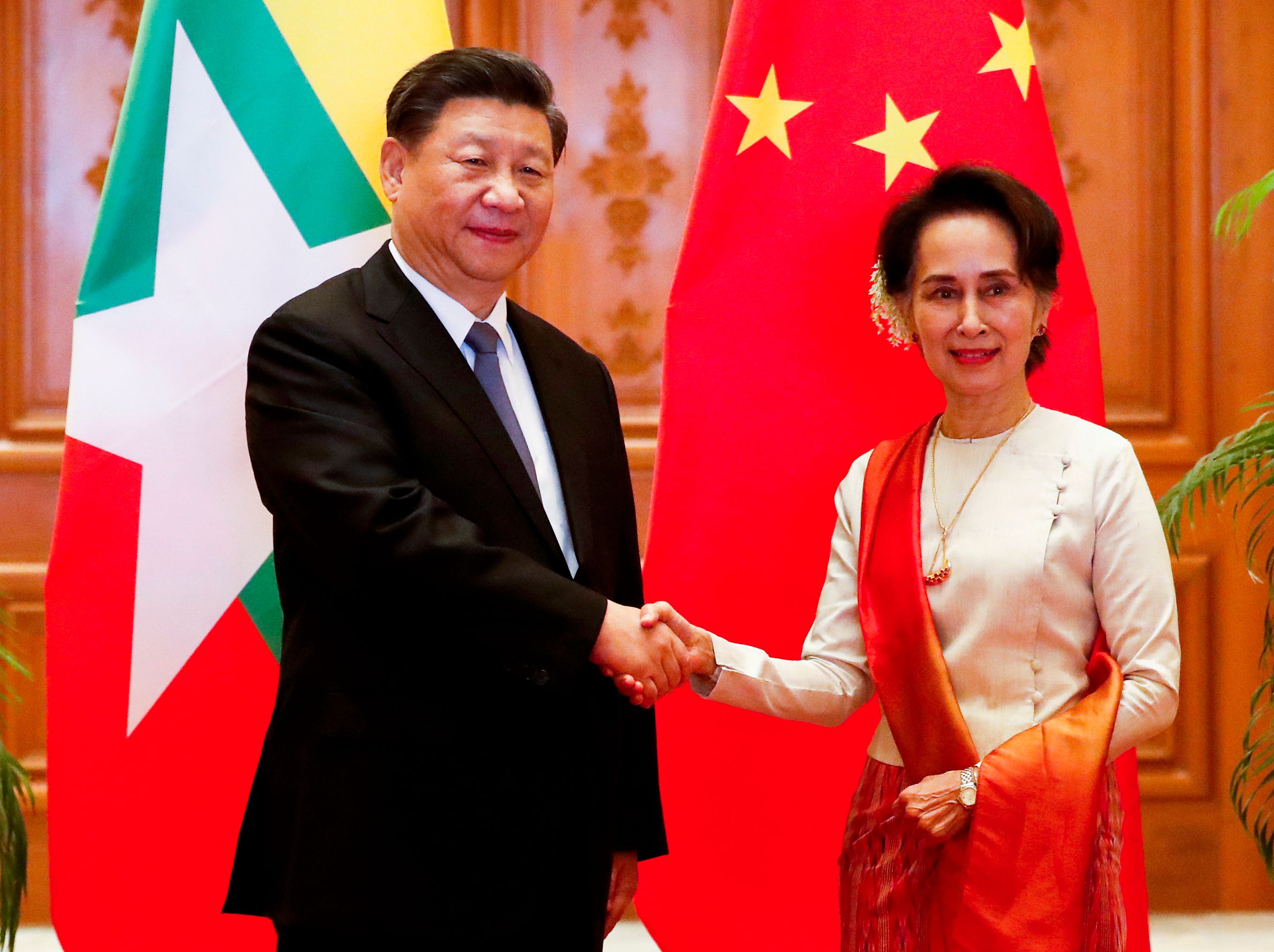 Presiden Tiongkok Xi Jinping (kiri) bersama Dewan Negara Myanmar Aung San Suu Kyi