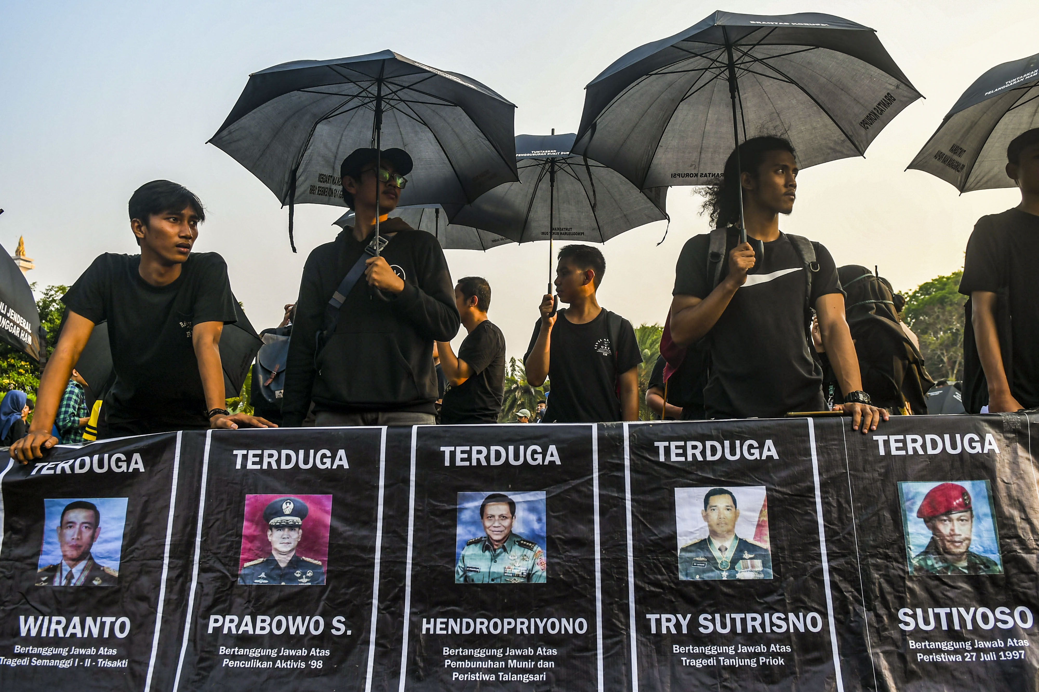 Aktivis Jaringan Solidaritas Korban untuk Keadilan menggelar aksi Kamisan di seberang Istana Merdeka, Jakarta, Kamis (7/11/2019)