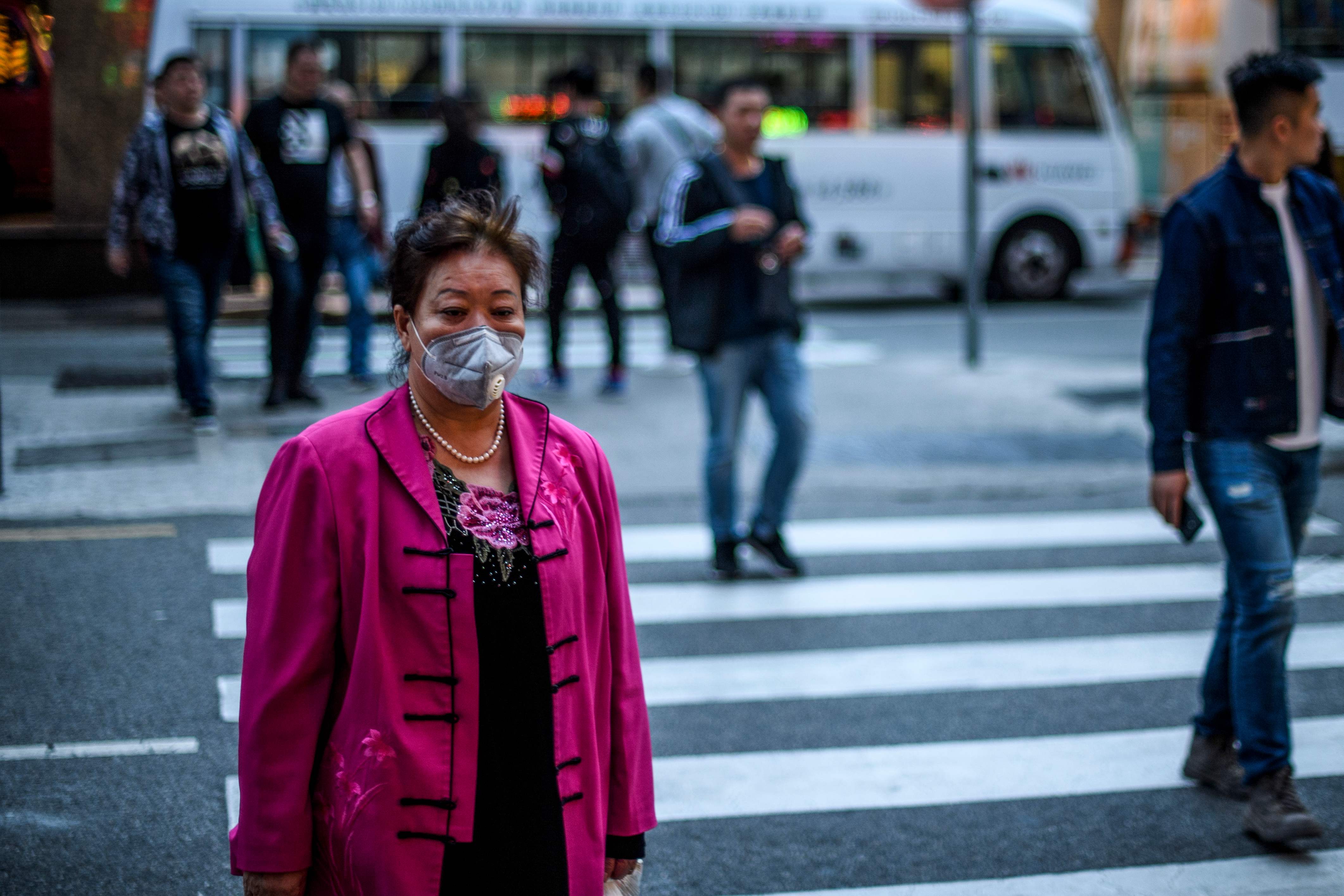 Seorang perempuan mengenakan masker di Makau setelah pasien pertama virus korona teridentifikasi di kota tersebut.