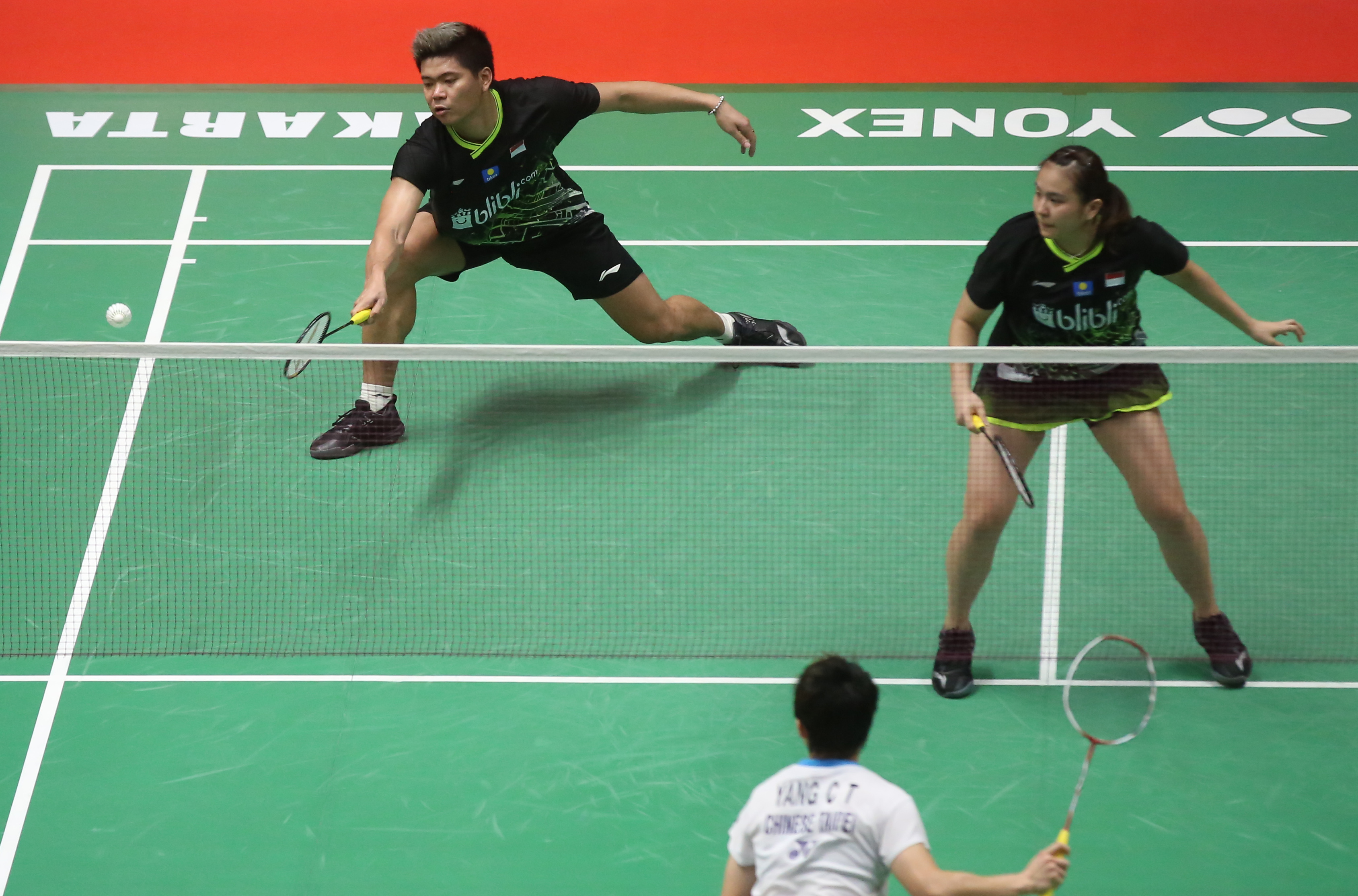 Ganda campuran Indonesia Praveen Jordan/Melati Daeva berusaha mengembalikan kok ke arah ganda campuran Tiongkok Lee Yang/Yang Ching Tun.