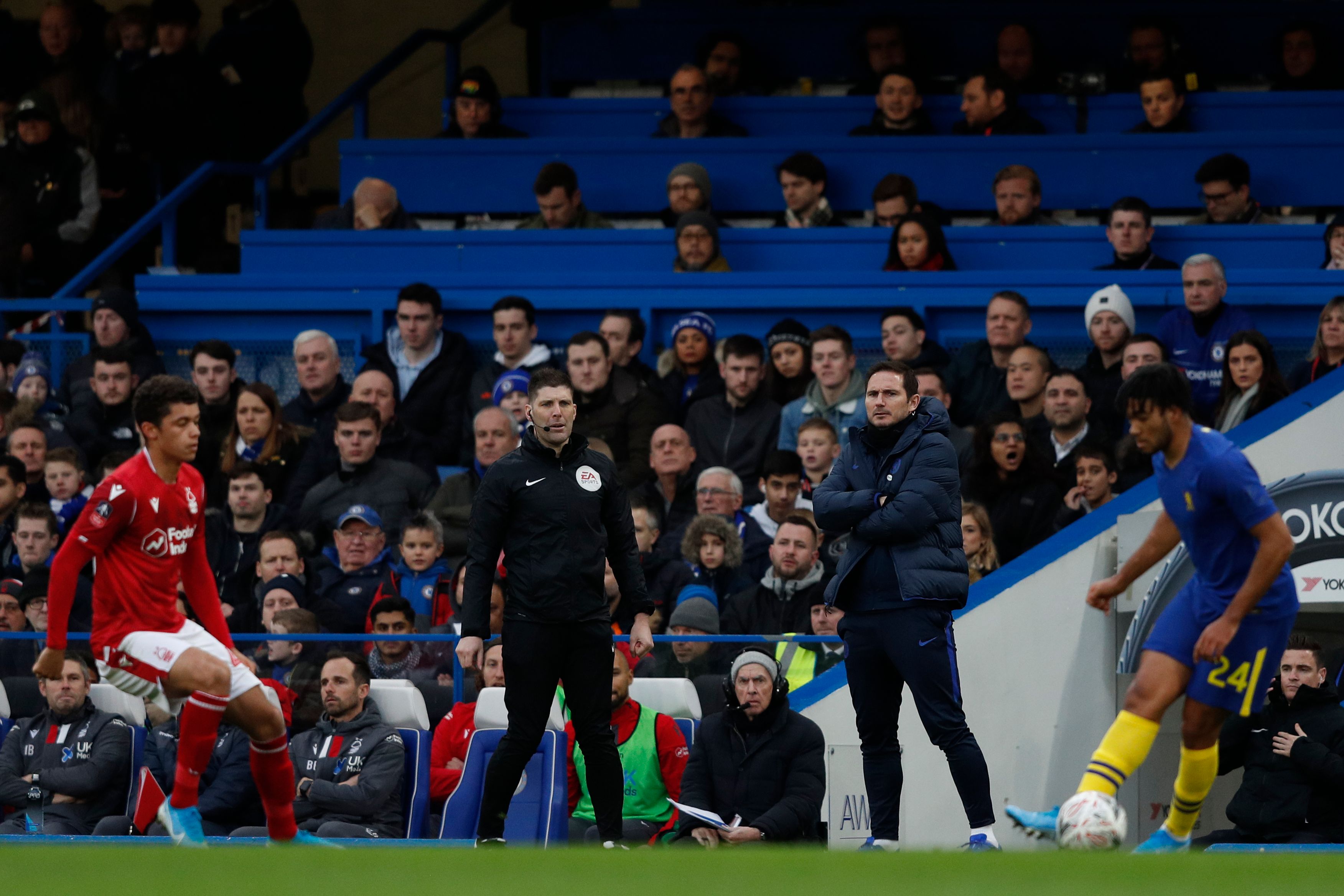 Manajer Chelsea Frank Lampard menyaksikan permainan anak asuhnya di Liga Primer Inggris