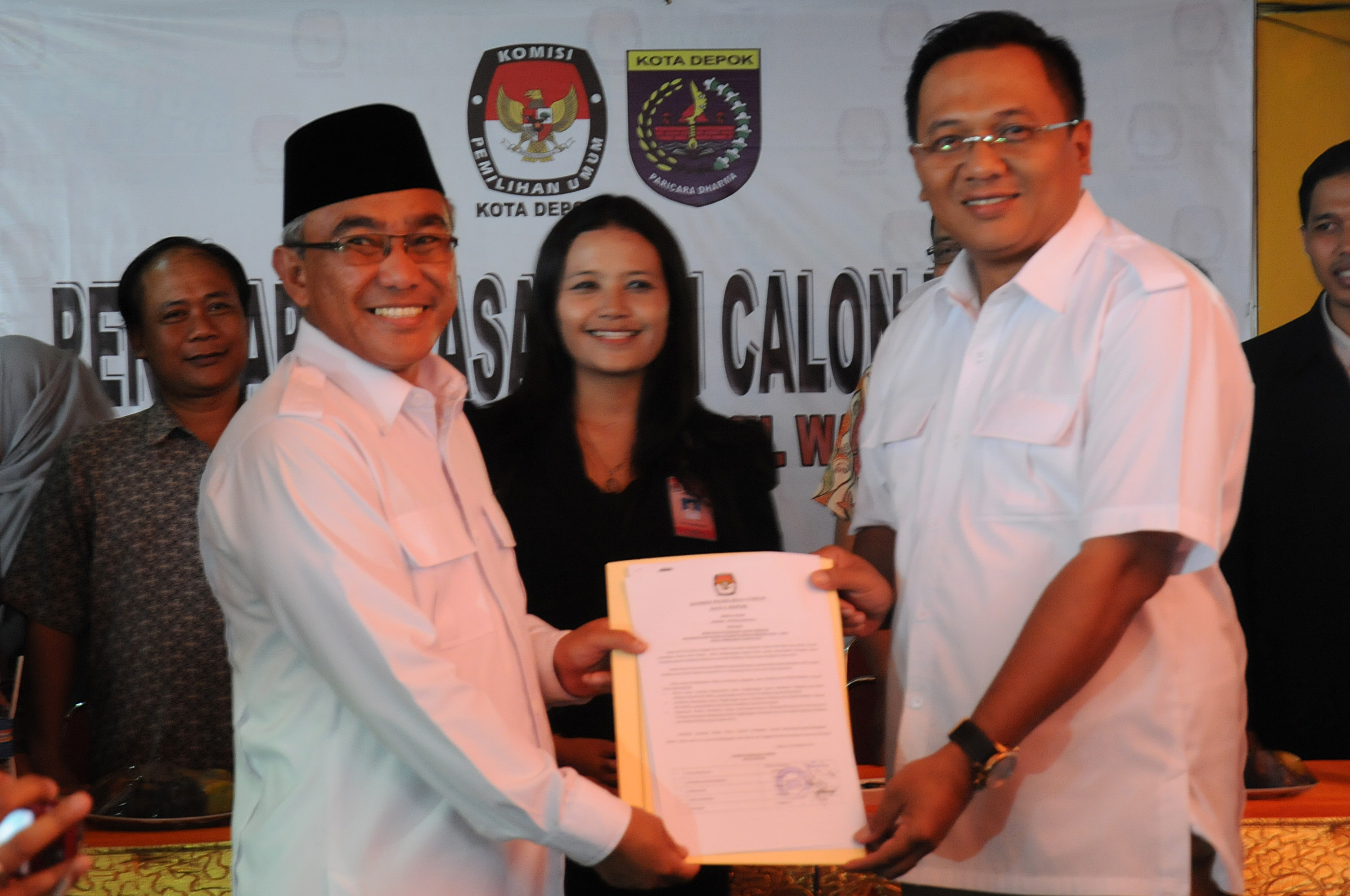 Wali Kota dan Wakil Wali Kota Depok Idris Abdul Shomad (kanan) dan  Pradi Supriatna (kiri) pecah kongsi. Pradi maju menantang Idris.