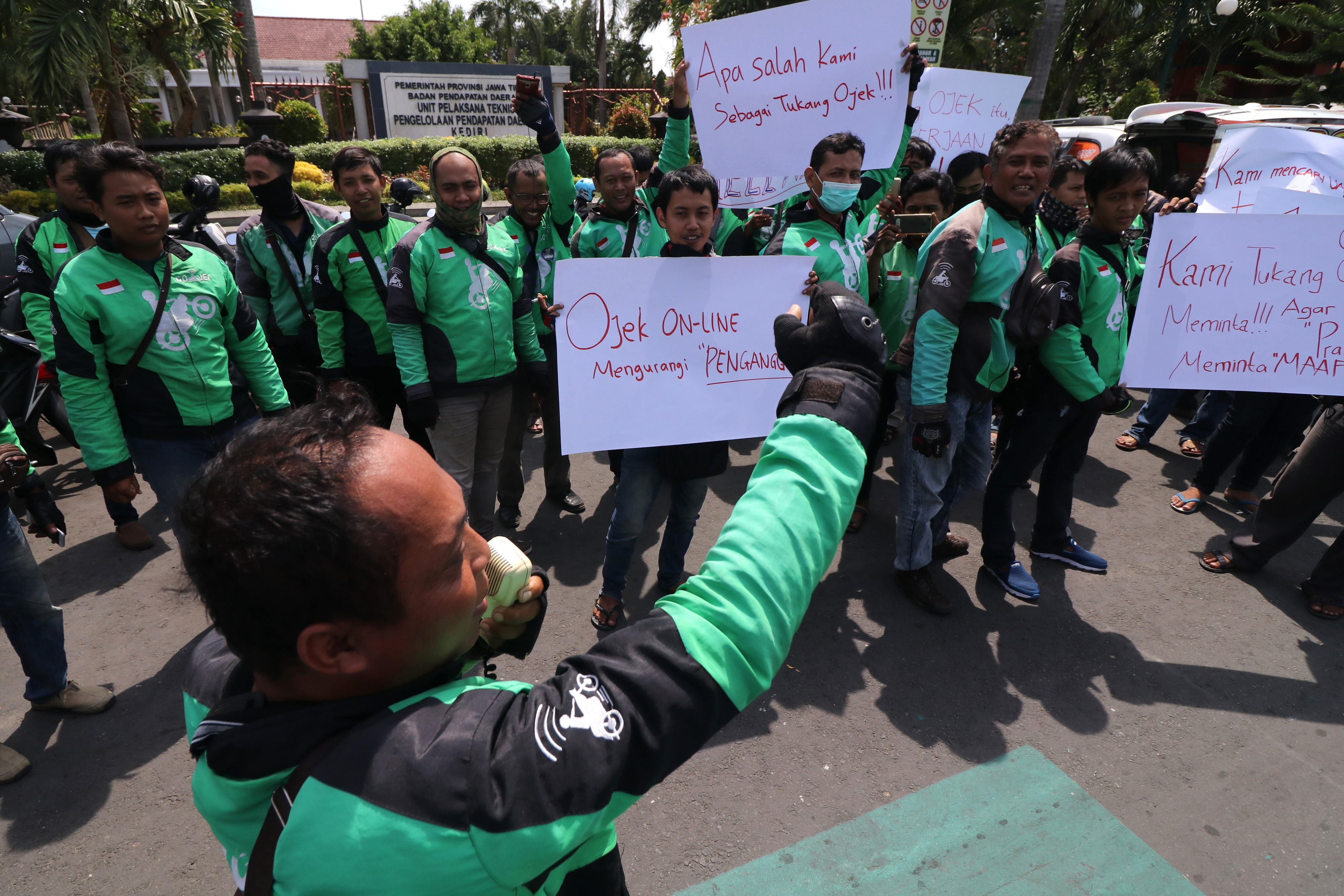 Ilustrasi: Sejumlah pengemudi ojek daring melakukan unjuk rasa di bundaran Skartaji, Kota Kediri, Jawa Timur, Sabtu (24/11/2018).