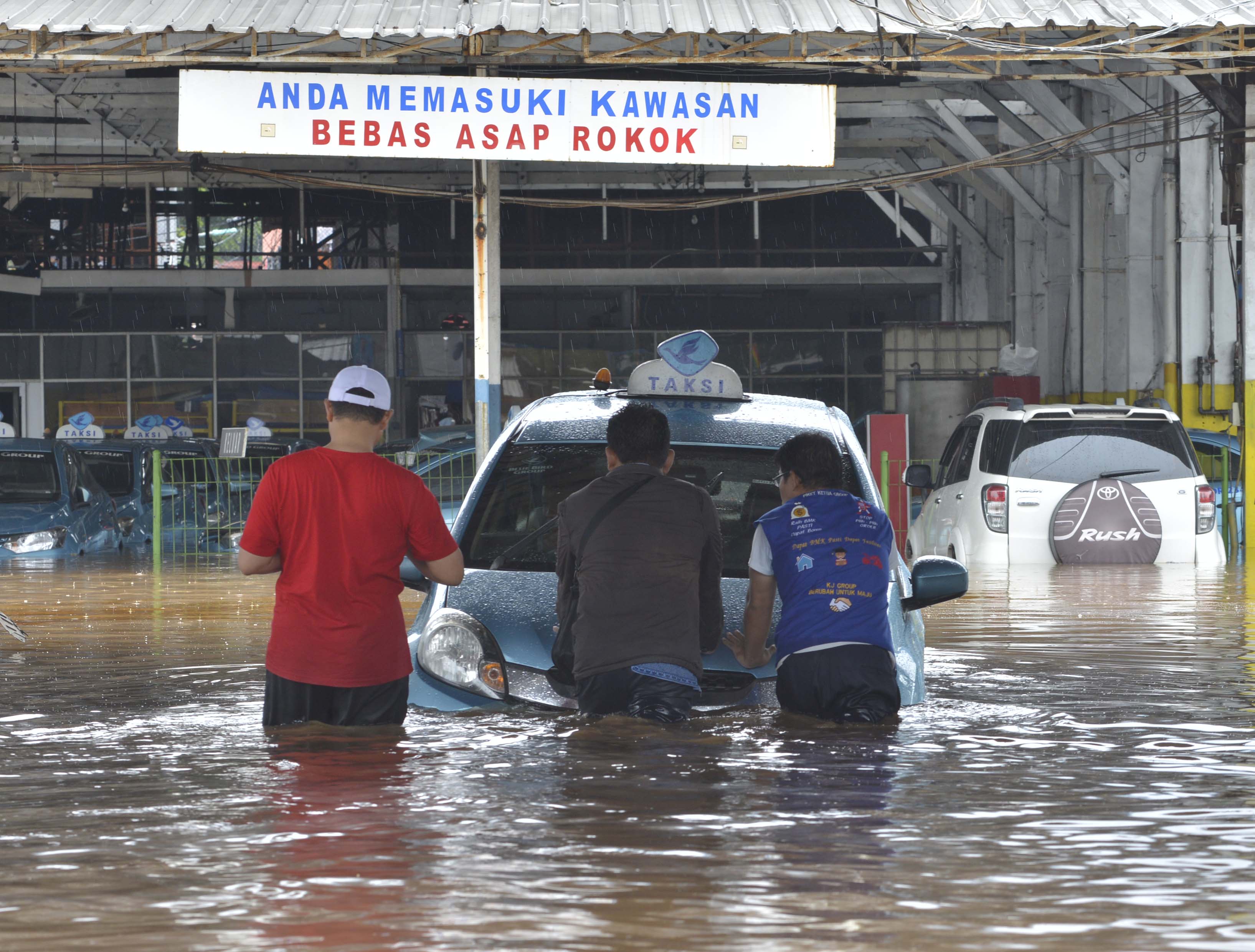 Sejumlah taksi milik Bluebird Group terendam banjir di Pool taksi Kramat Jati, Hek, Jalan Pondok Gede, Rabu (1/1).