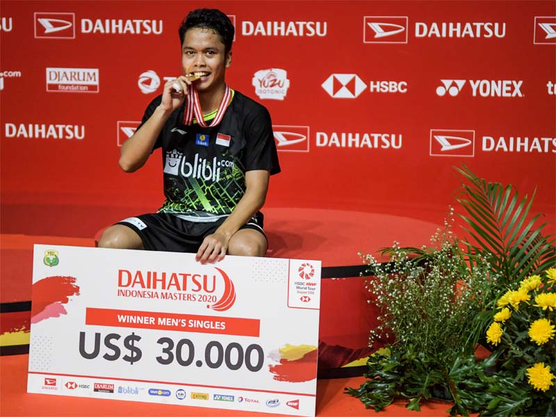 Pebulu tangkis tunggal putra Indonesia Anthony Sinisuka Ginting memegang medali usai menjuarai kejuaraan Daihatsu Indonesia Masters 2020.