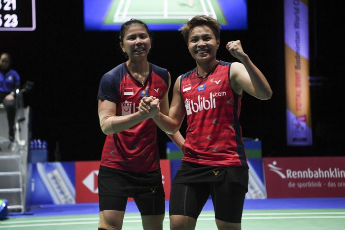 Ganda Putri Indonesia Apriyani Rahayu (kanan) dan Greysia Polii melakukan selebrasi usai mengalahkan ganda putri China Chen Qing Chen