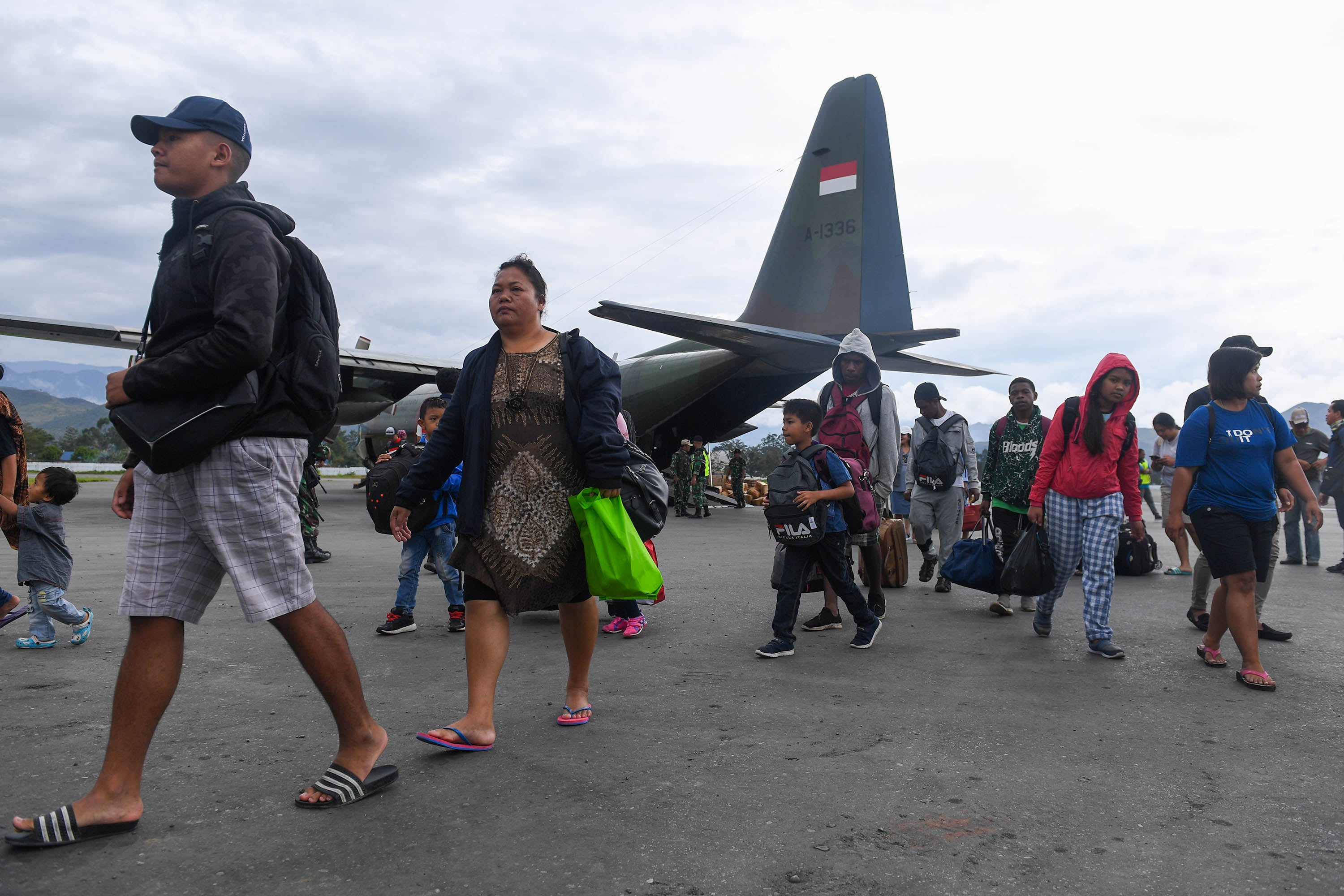 Ilustrasi--Pengungsi berjalan menuruni pesawat Hercules TNI AU ketika tiba di Bandar Udara Wamena, Kabupaten Jayawijaya, Papua.