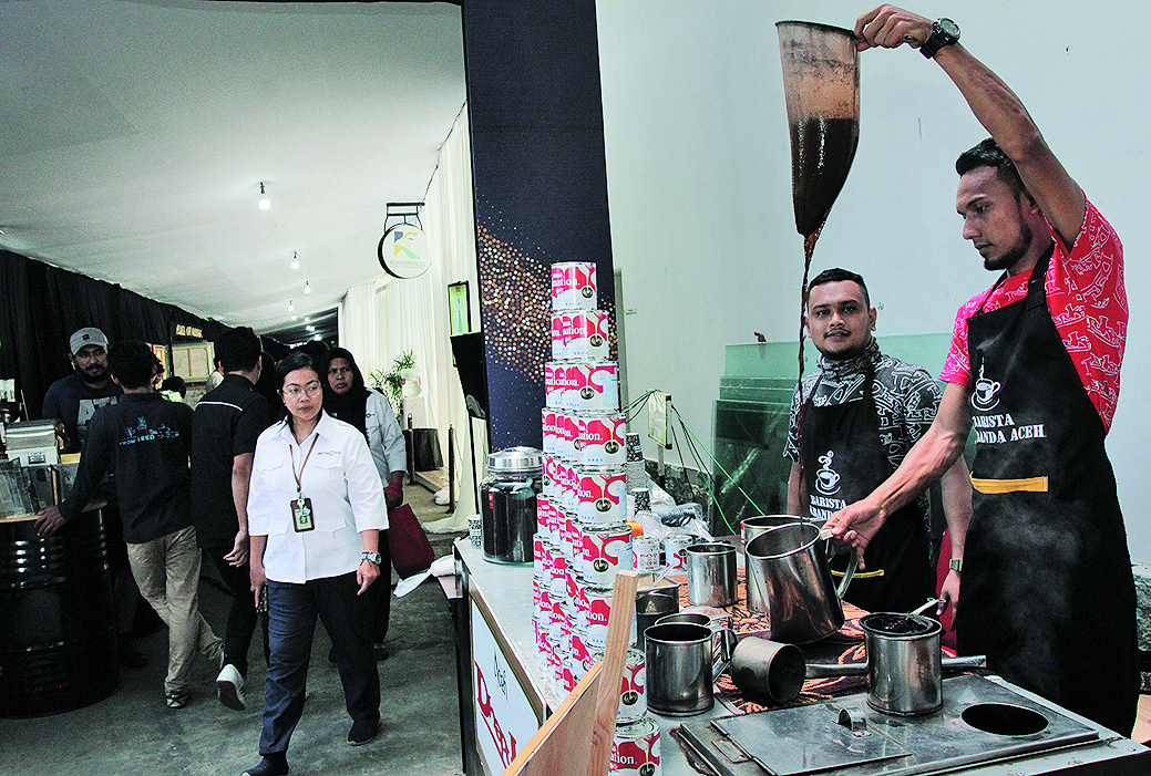 Barista tengah meracik kopi dalam Festival Kopi Media Indonesia 2020 di Kompleks Media Group, Jakarta, Senin (27/1)./2020 