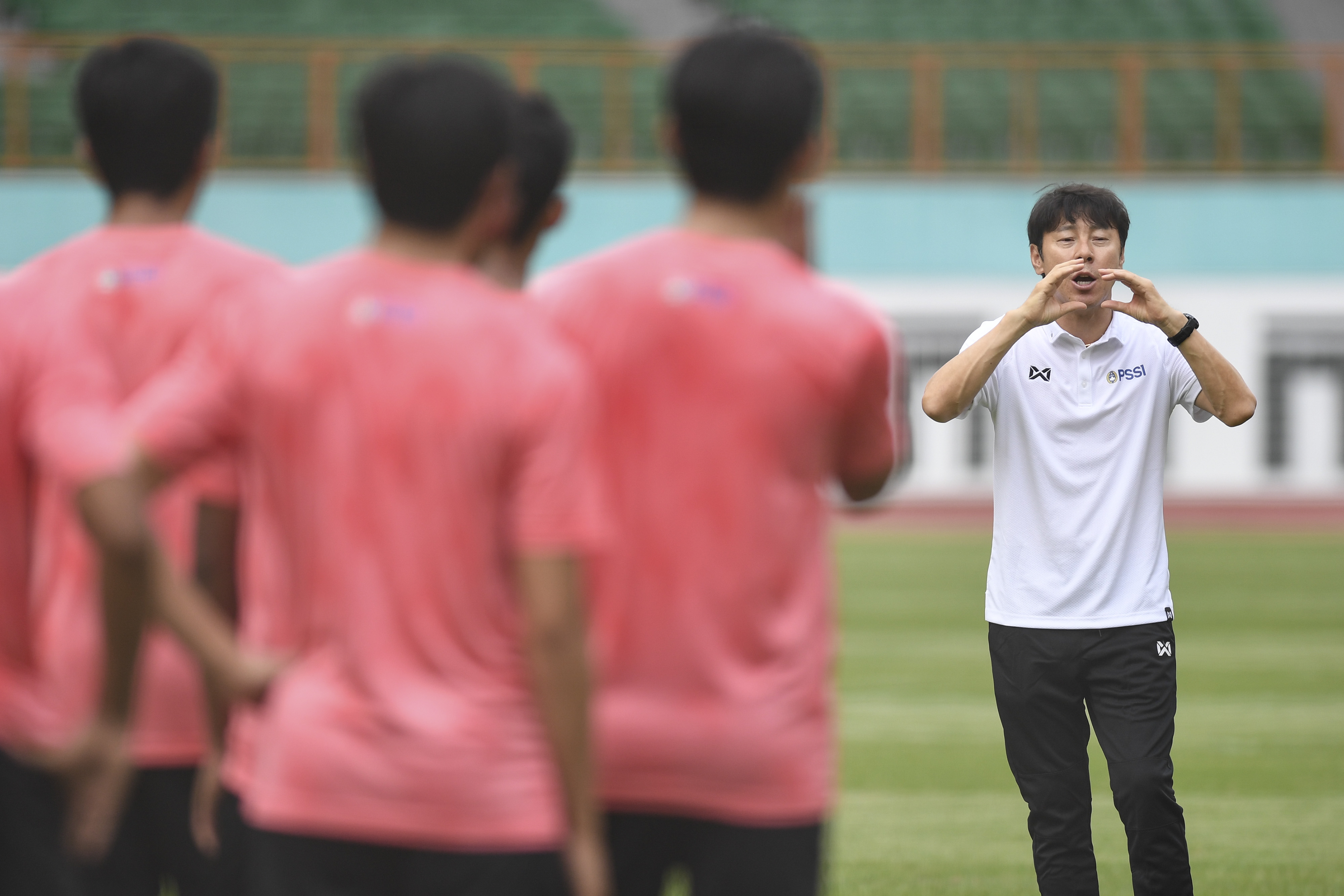 Pelatih Timnas Indonesia Shin Tae-yong memberikan instruksi saat seleksi pemain Timnas Indonesia U-19