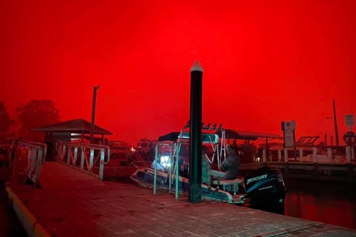 Langit merah akibat kebakaran hutan di Kota Mallacoota