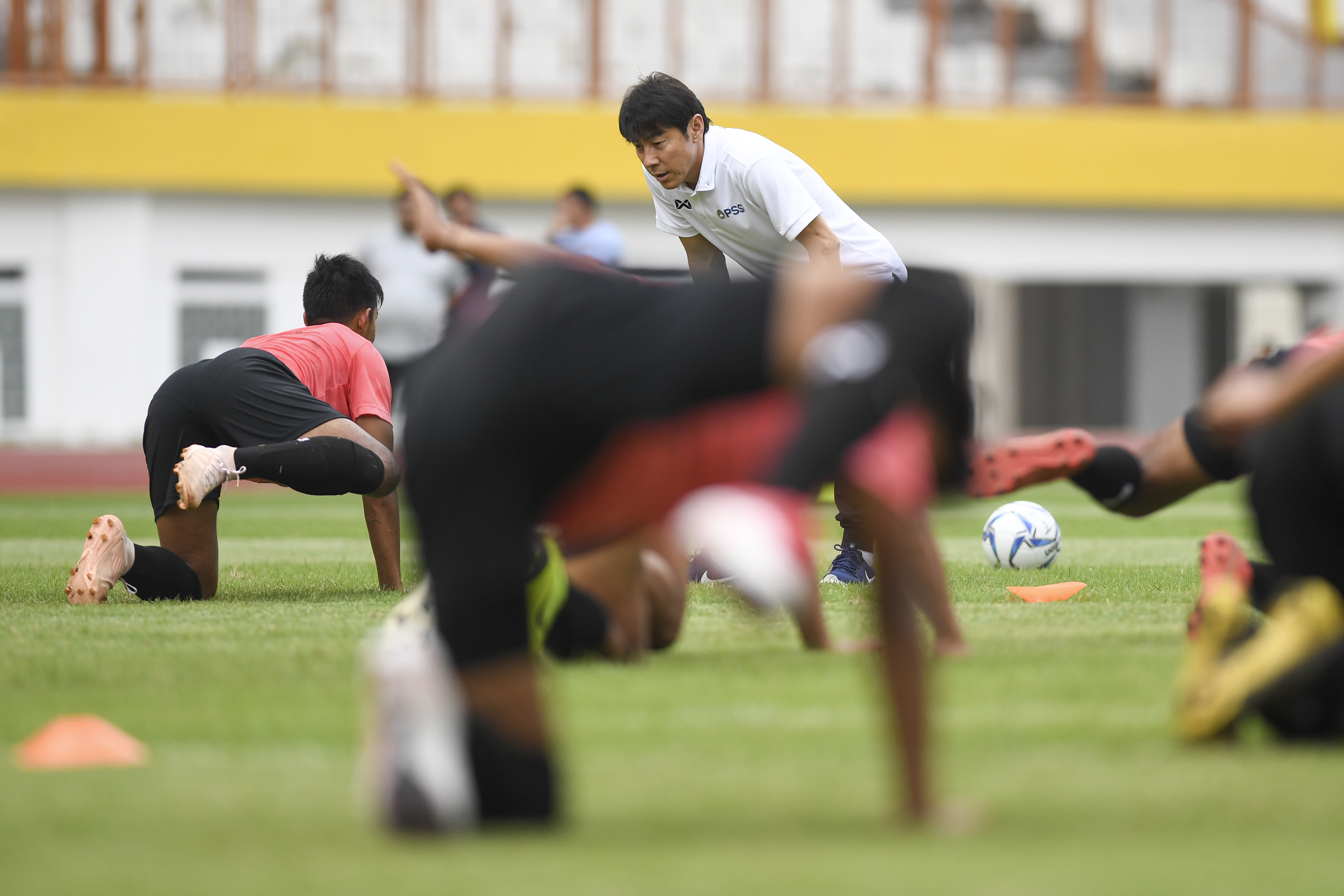 Pelatih Timnas Indonesia Shin Tae-yong memberikan instruksi saat seleksi pemain Timnas Indonesia U-19 di Stadion Wibawa Mukti, Cikarang, 