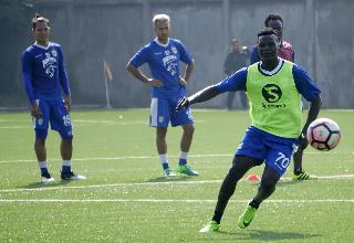 Striker baru Persib Bandung Ezechiel N'Douassel (kanan) berlatih bersama para pemain Persib.