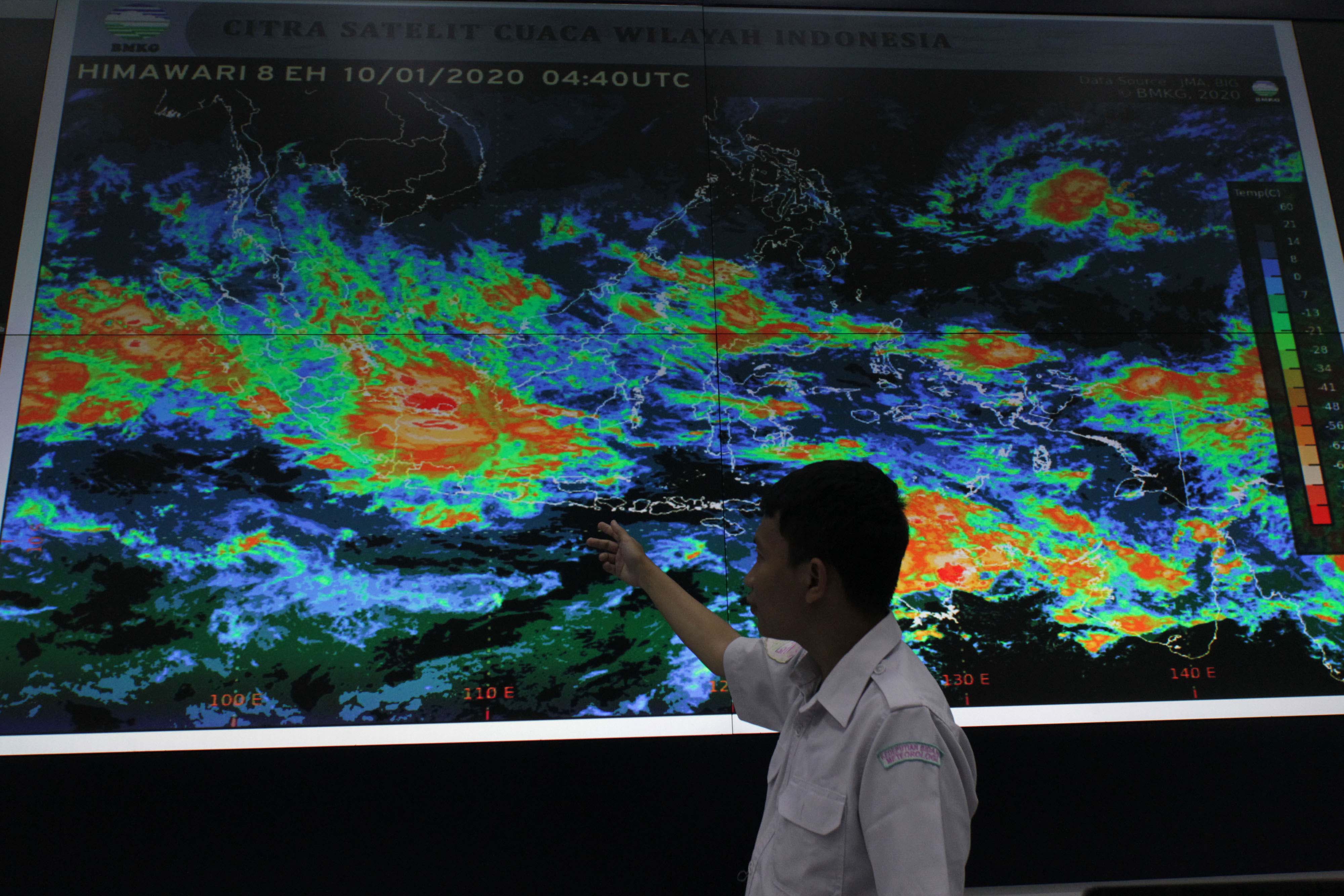 Petugas melihat monitor citra satelit pemantau cuaca di Gedung Badan Meteorologi dan Geofisika, Jakarta.