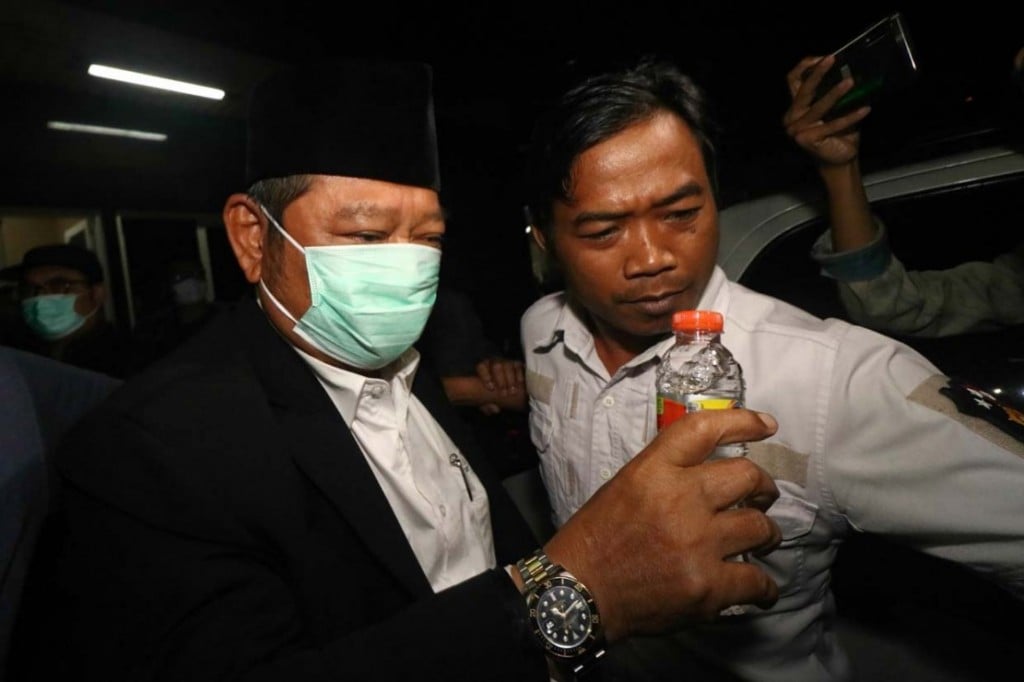 Bupati Sidoarjo Saiful Ilah berjalan keluar usai menjalani pemeriksaan di Gedung Subdit III Tipikor Ditreskrimsus Polda Jawa Timur.